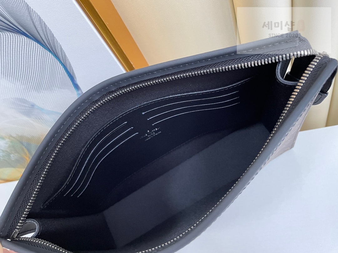 Louis Vuitton Louis Vuitton Pochette Voyage MM 이클립스 모노그램 Bag 7번 이미지