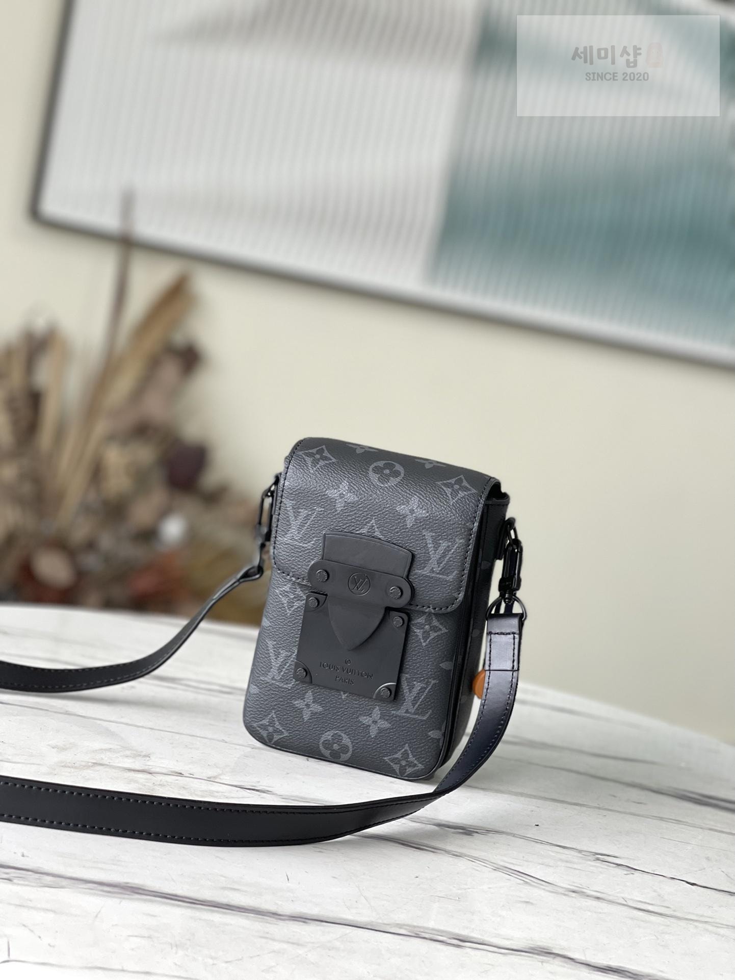 Louis Vuitton Louis Vuitton S - Lock Vertical Wearable Wallet Bag 1번 이미지
