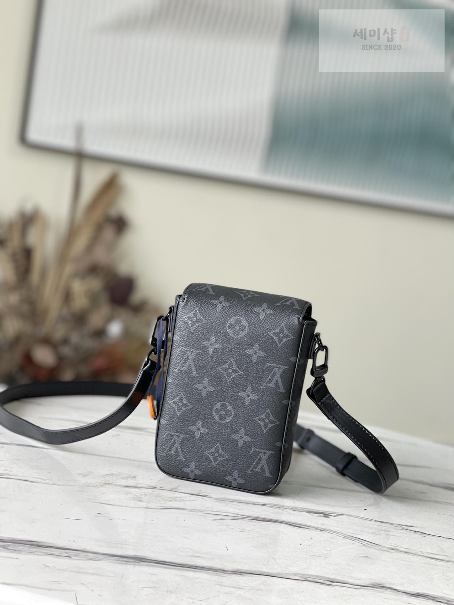 Louis Vuitton Louis Vuitton S - Lock Vertical Wearable Wallet Bag 2번 이미지