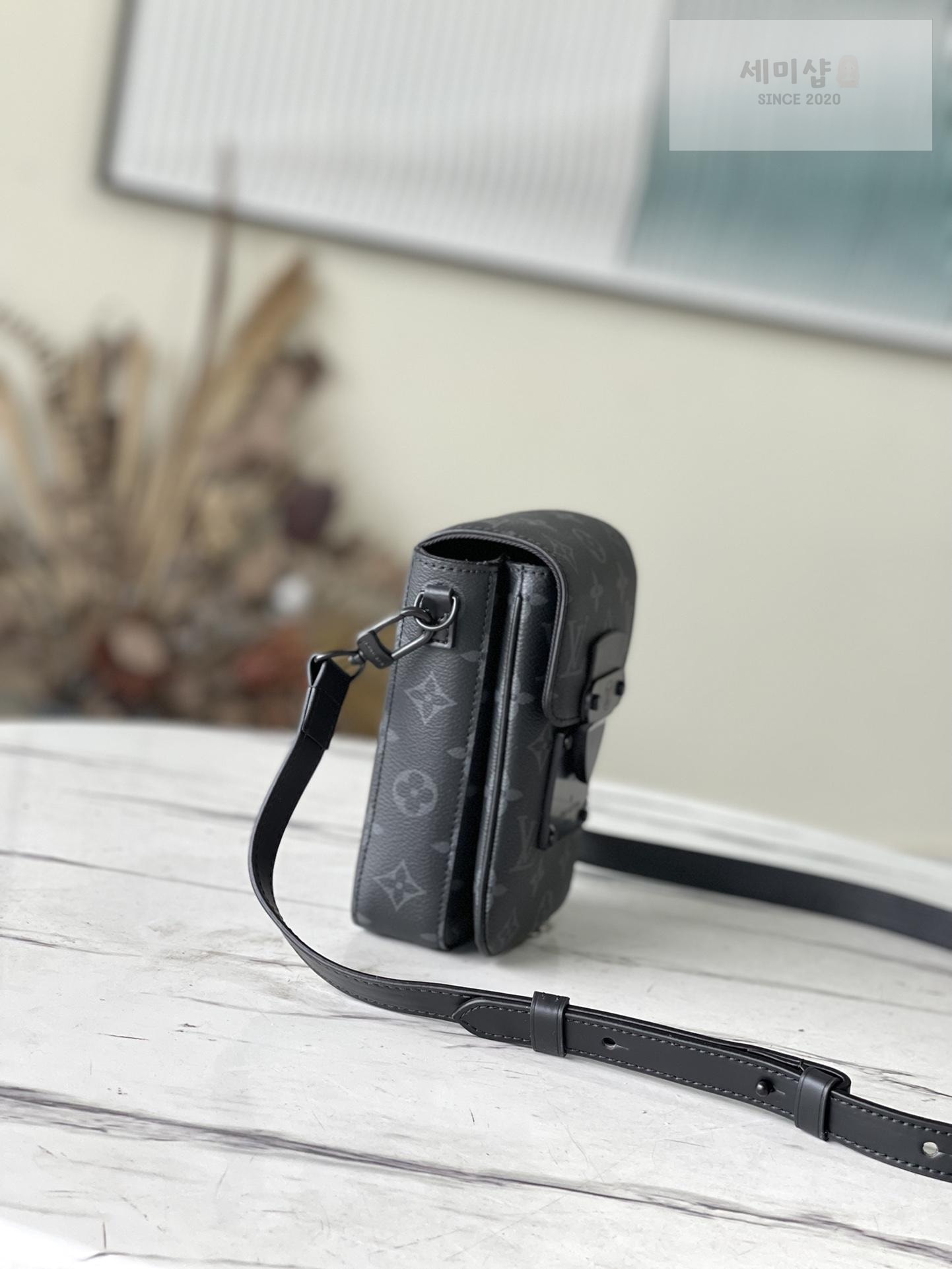 Louis Vuitton Louis Vuitton S - Lock Vertical Wearable Wallet Bag 3번 이미지
