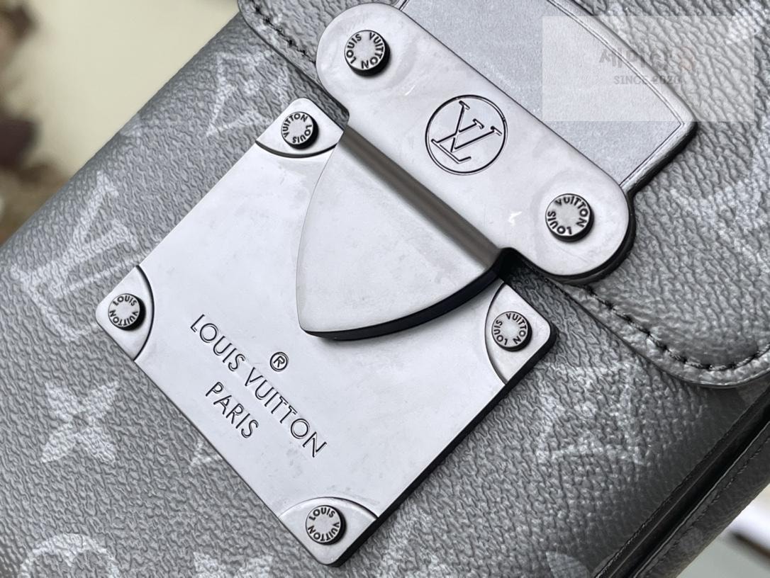 Louis Vuitton Louis Vuitton S - Lock Vertical Wearable Wallet Bag 24번 이미지