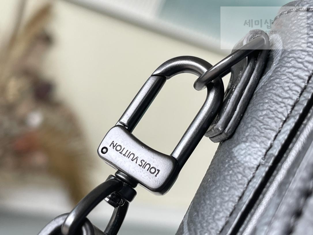 Louis Vuitton Louis Vuitton S - Lock Vertical Wearable Wallet Bag 4번 이미지