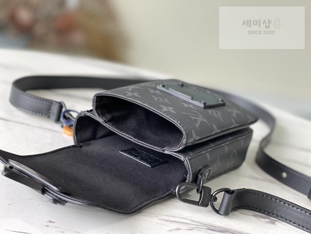 Louis Vuitton Louis Vuitton S - Lock Vertical Wearable Wallet Bag 6번 이미지