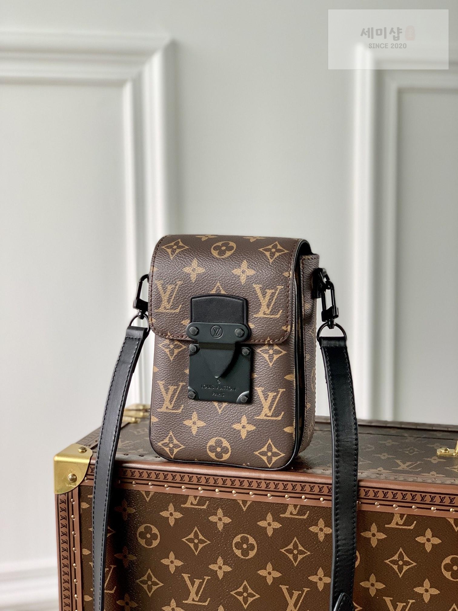 Louis Vuitton Louis Vuitton S - Lock Vertical Wearable Wallet Bag 8번 이미지