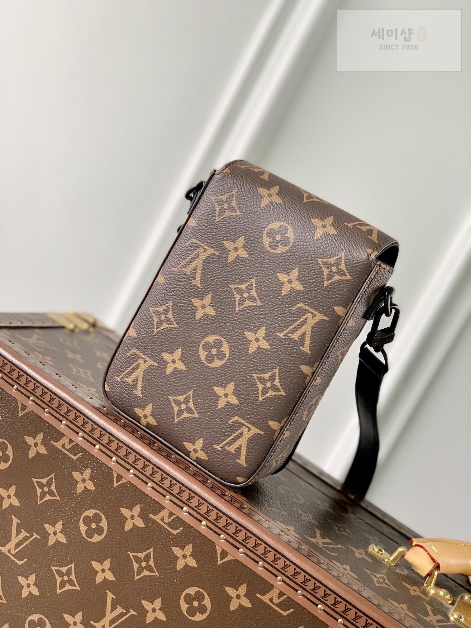 Louis Vuitton Louis Vuitton S - Lock Vertical Wearable Wallet Bag 9번 이미지
