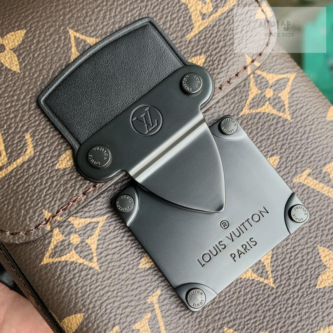 Louis Vuitton Louis Vuitton S - Lock Vertical Wearable Wallet Bag 22번 이미지