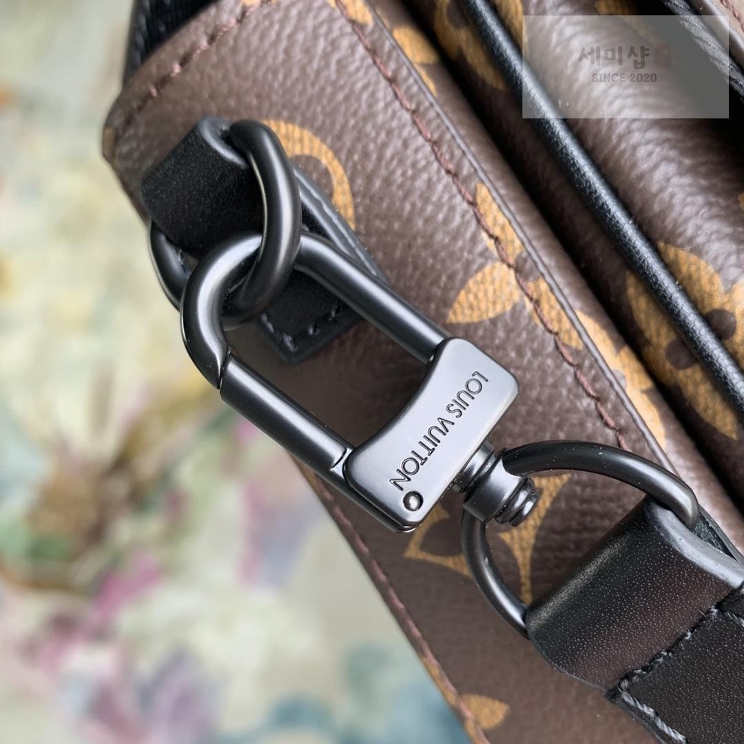 Louis Vuitton Louis Vuitton S - Lock Vertical Wearable Wallet Bag 12번 이미지