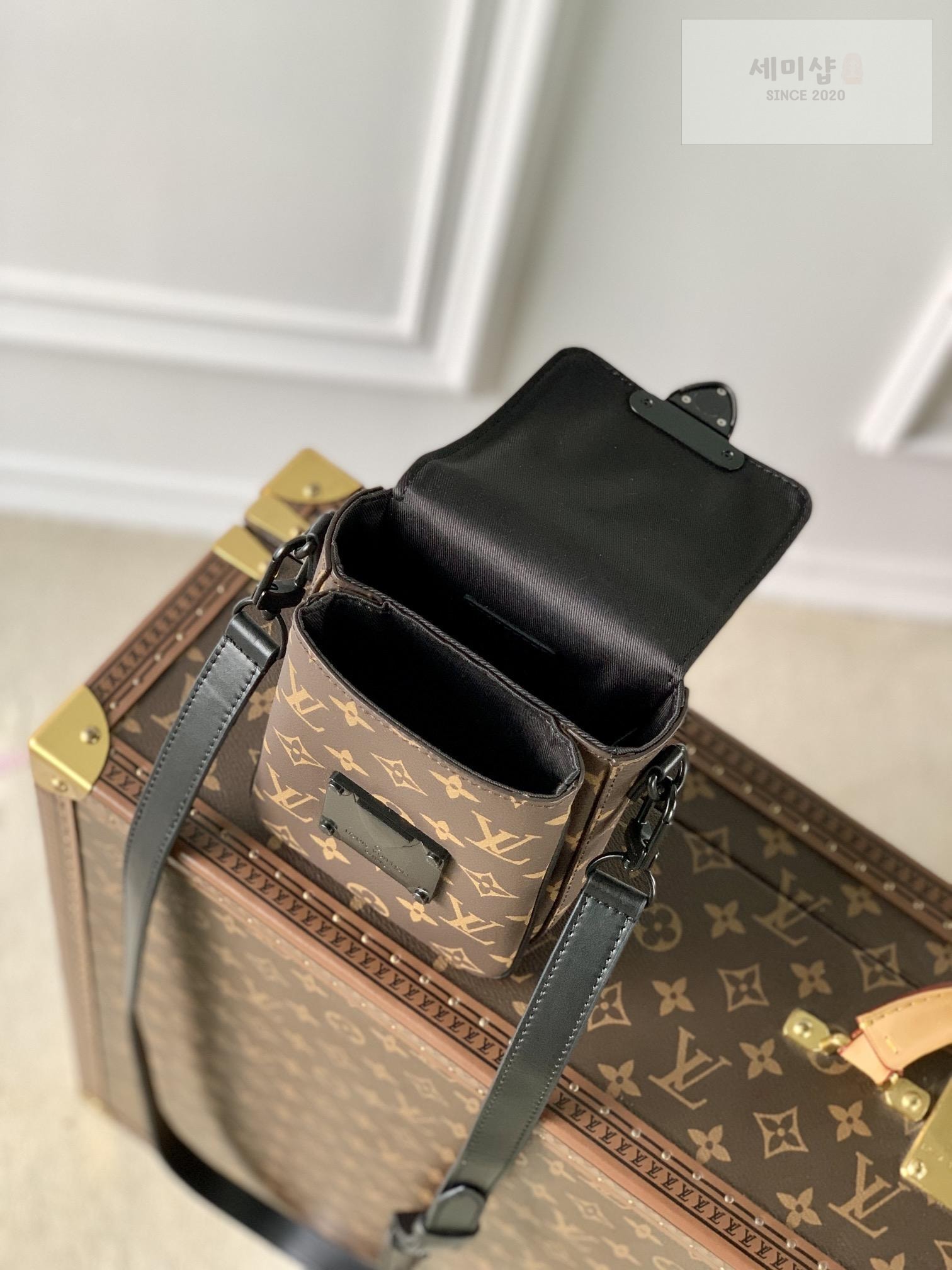 Louis Vuitton Louis Vuitton S - Lock Vertical Wearable Wallet Bag 13번 이미지
