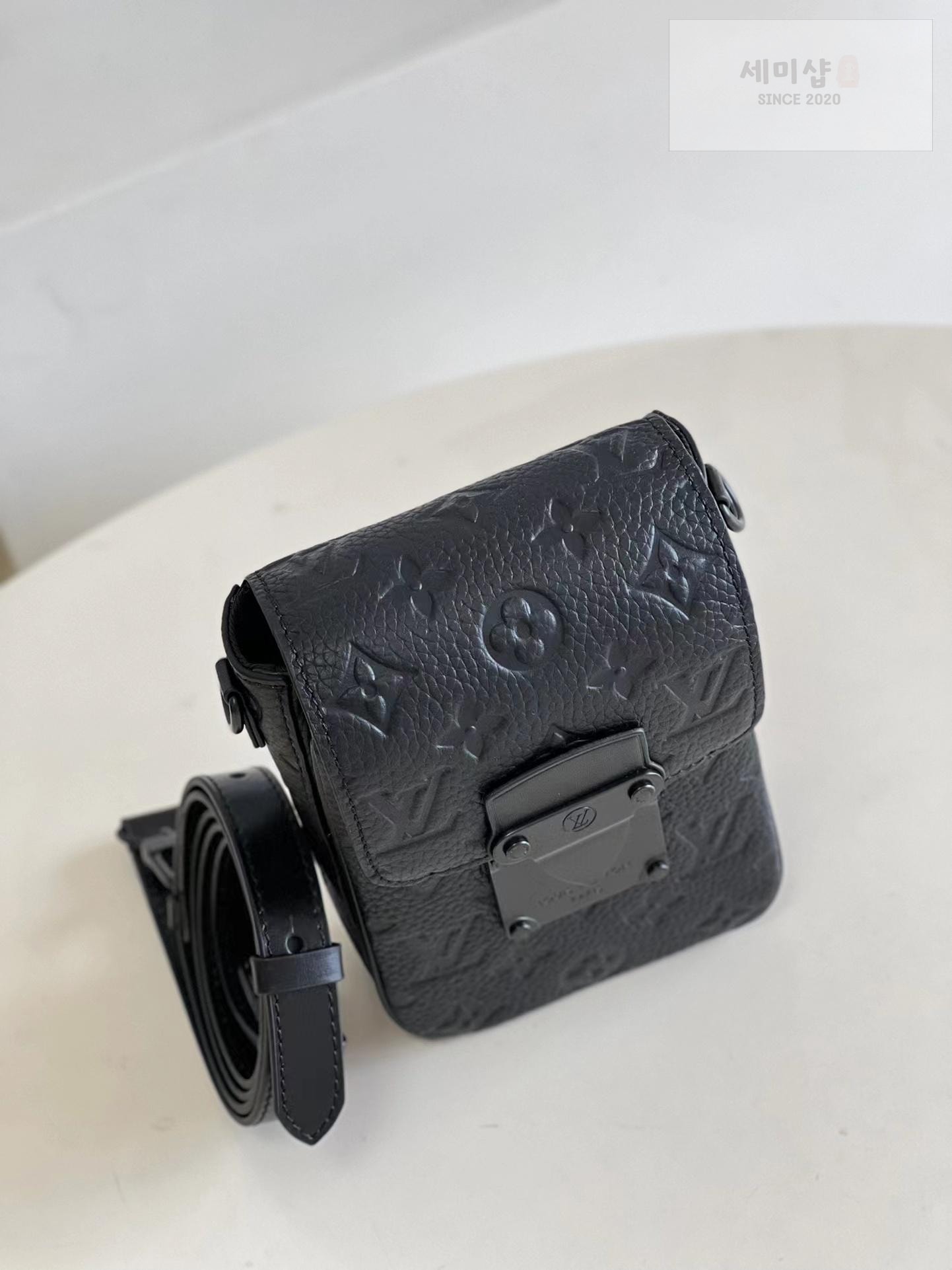 Louis Vuitton Louis Vuitton S - Lock Vertical Wearable Wallet Bag 15번 이미지