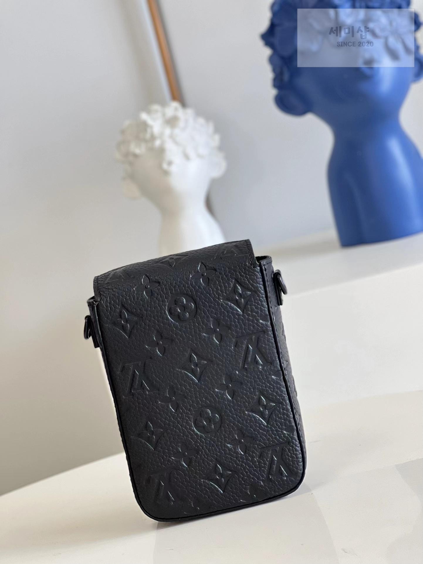 Louis Vuitton Louis Vuitton S - Lock Vertical Wearable Wallet Bag 16번 이미지
