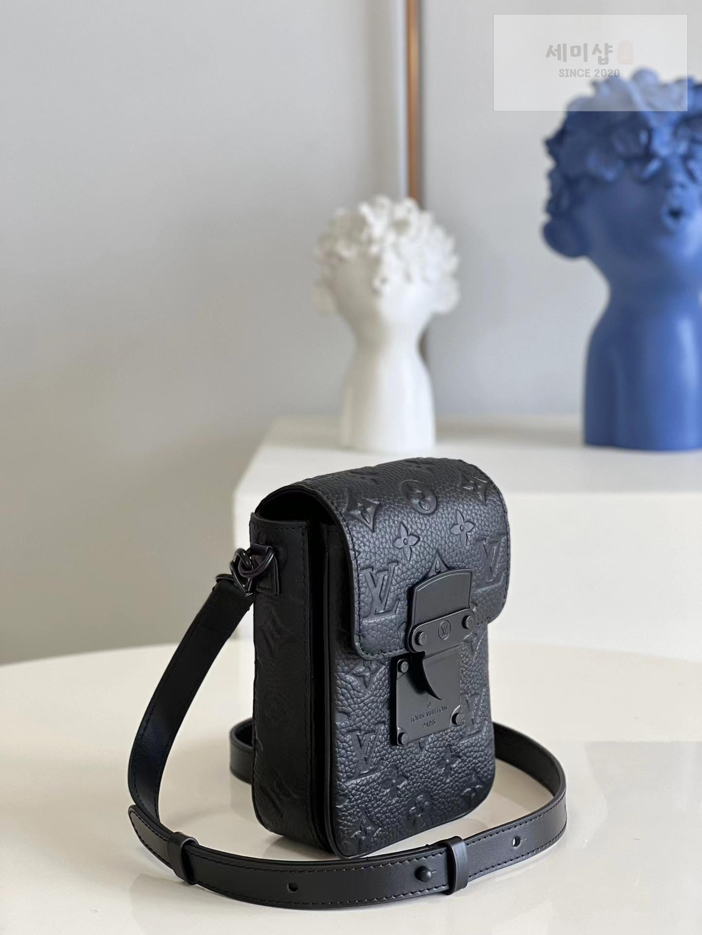 Louis Vuitton Louis Vuitton S - Lock Vertical Wearable Wallet Bag 17번 이미지