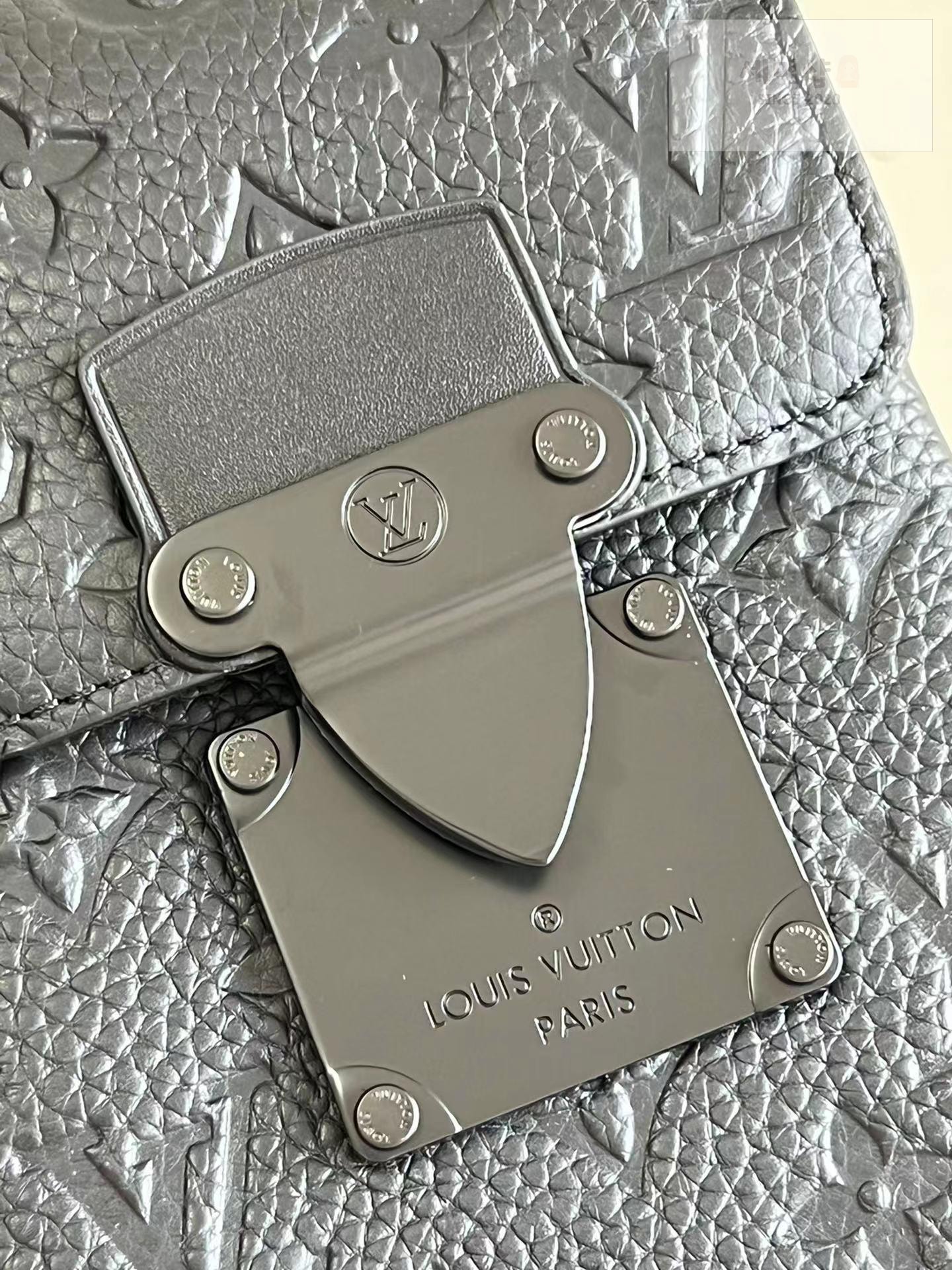 Louis Vuitton Louis Vuitton S - Lock Vertical Wearable Wallet Bag 18번 이미지