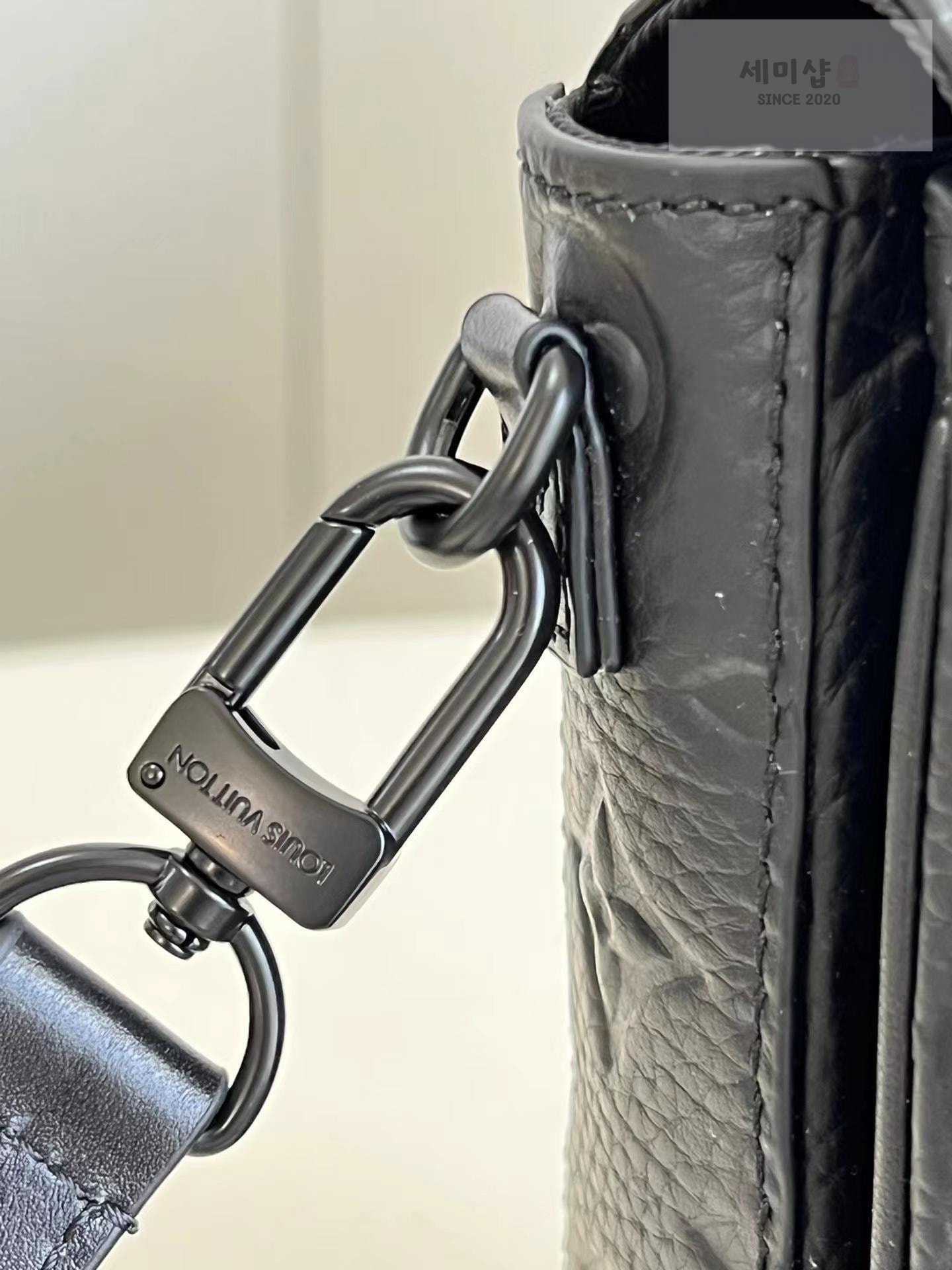 Louis Vuitton Louis Vuitton S - Lock Vertical Wearable Wallet Bag 19번 이미지