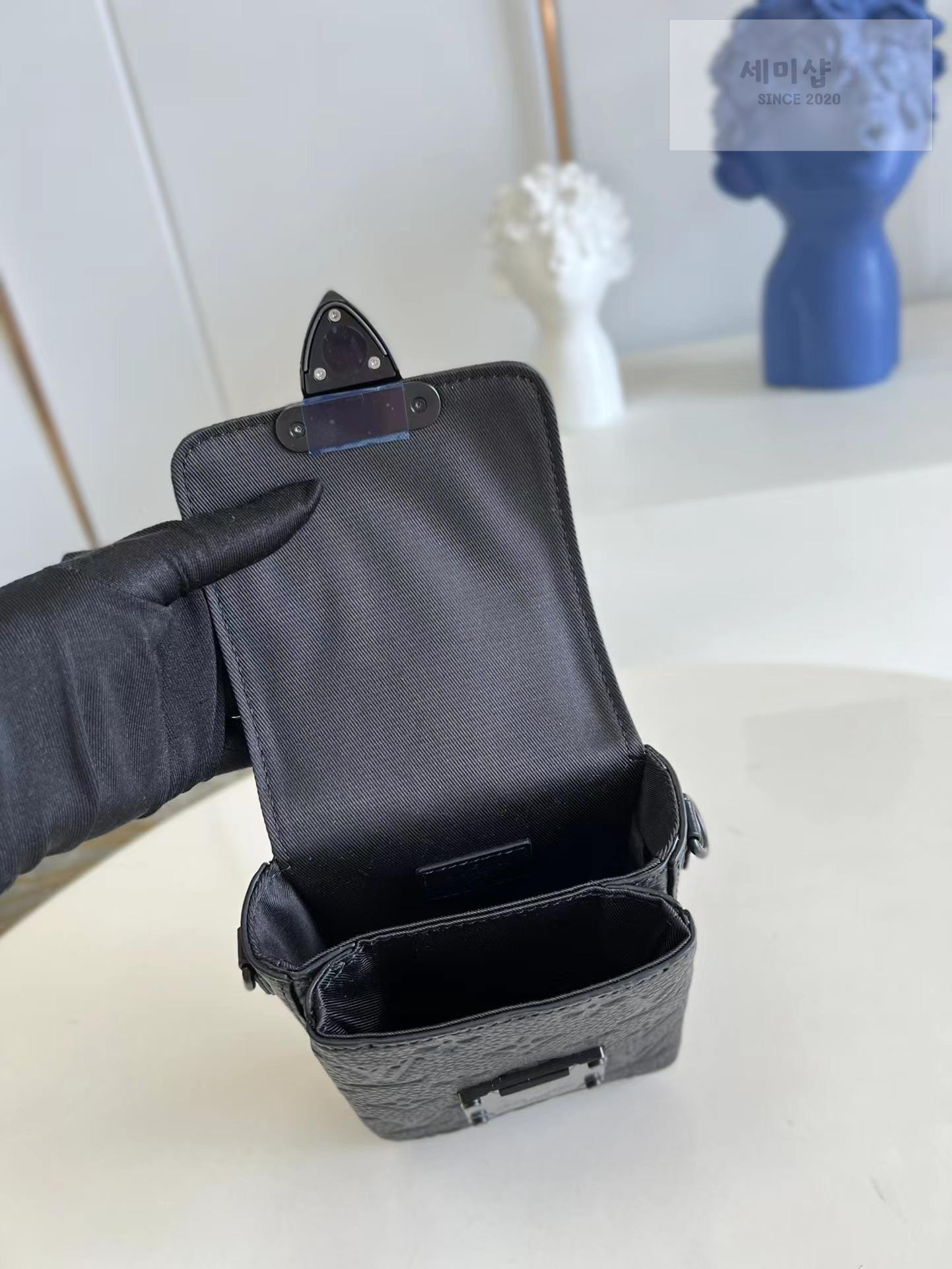 Louis Vuitton Louis Vuitton S - Lock Vertical Wearable Wallet Bag 20번 이미지
