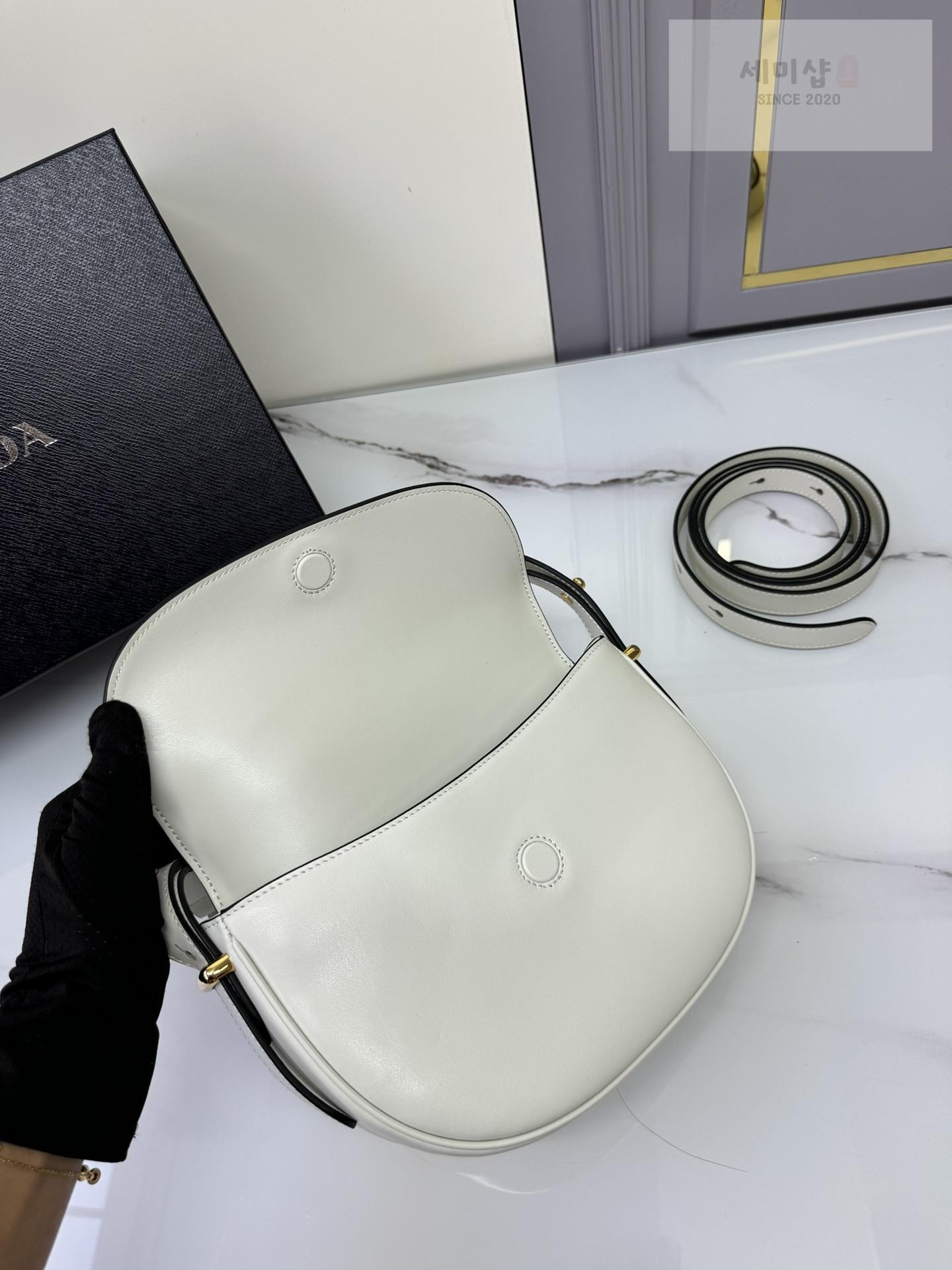 P R A D A Prada Arque Leather Shoulder Flap Bag 25번 이미지