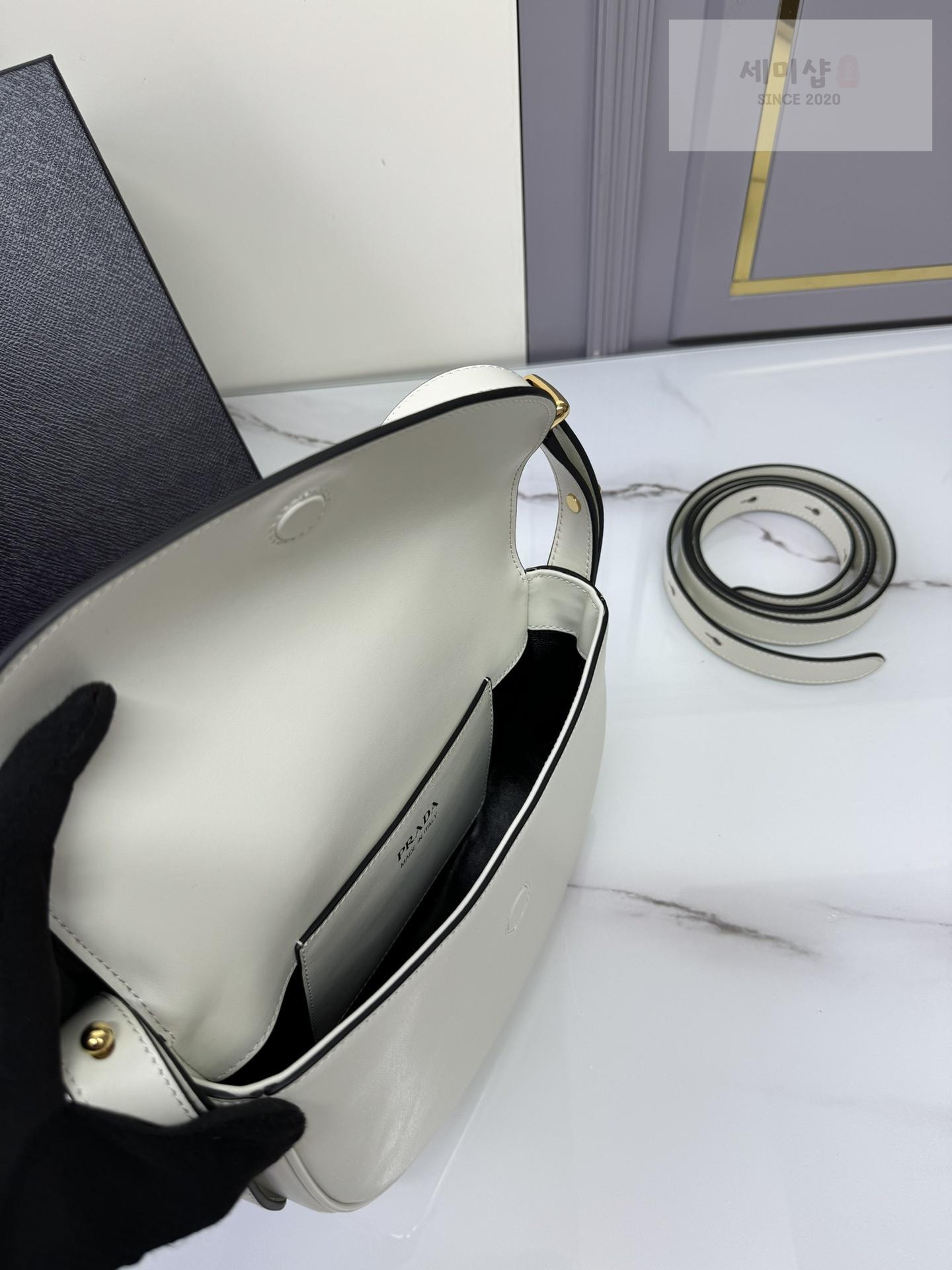 P R A D A Prada Arque Leather Shoulder Flap Bag 26번 이미지