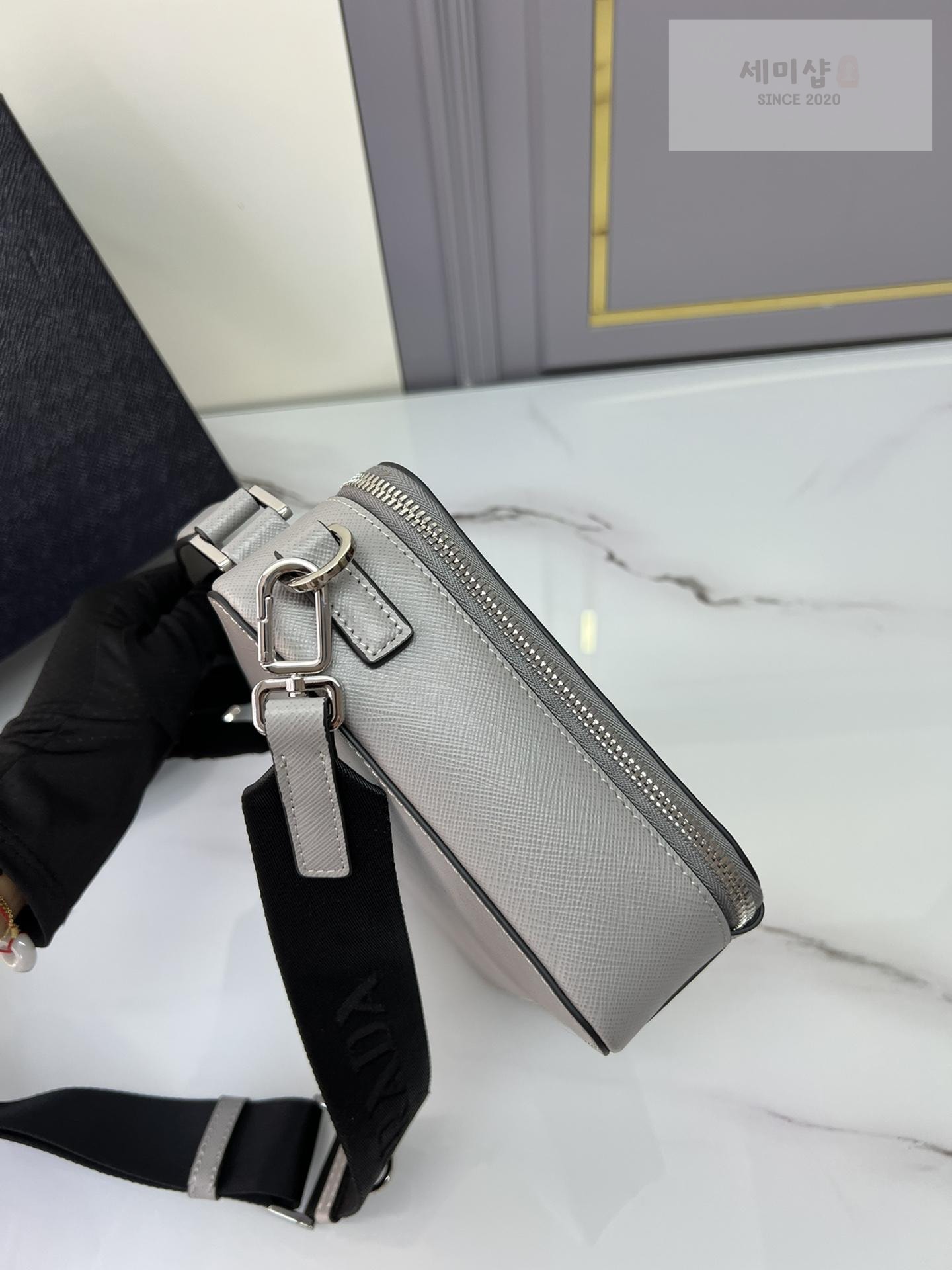 P R A D A Prada Brique Crossbody Bag 2번 이미지