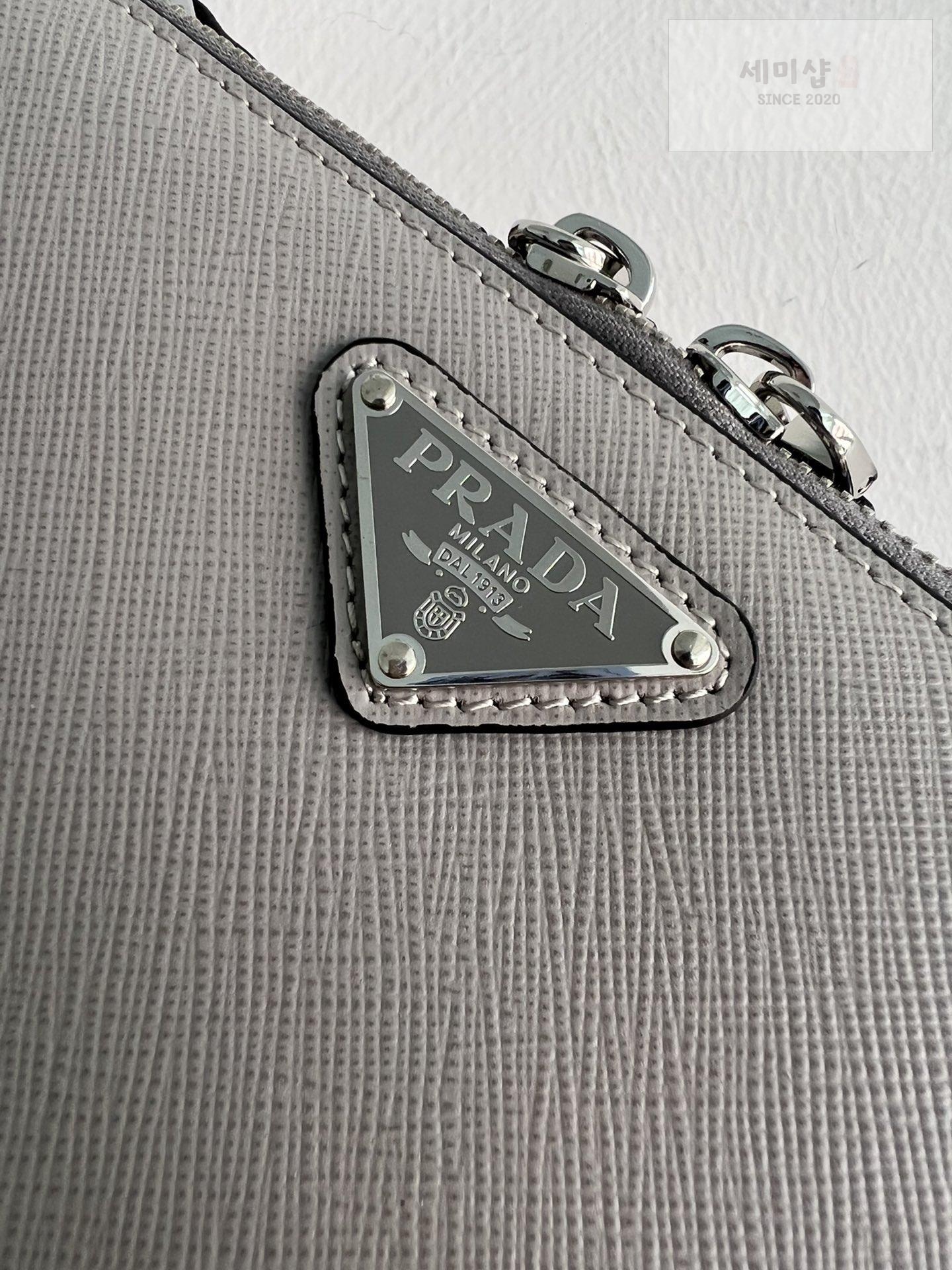 P R A D A Prada Brique Crossbody Bag 3번 이미지