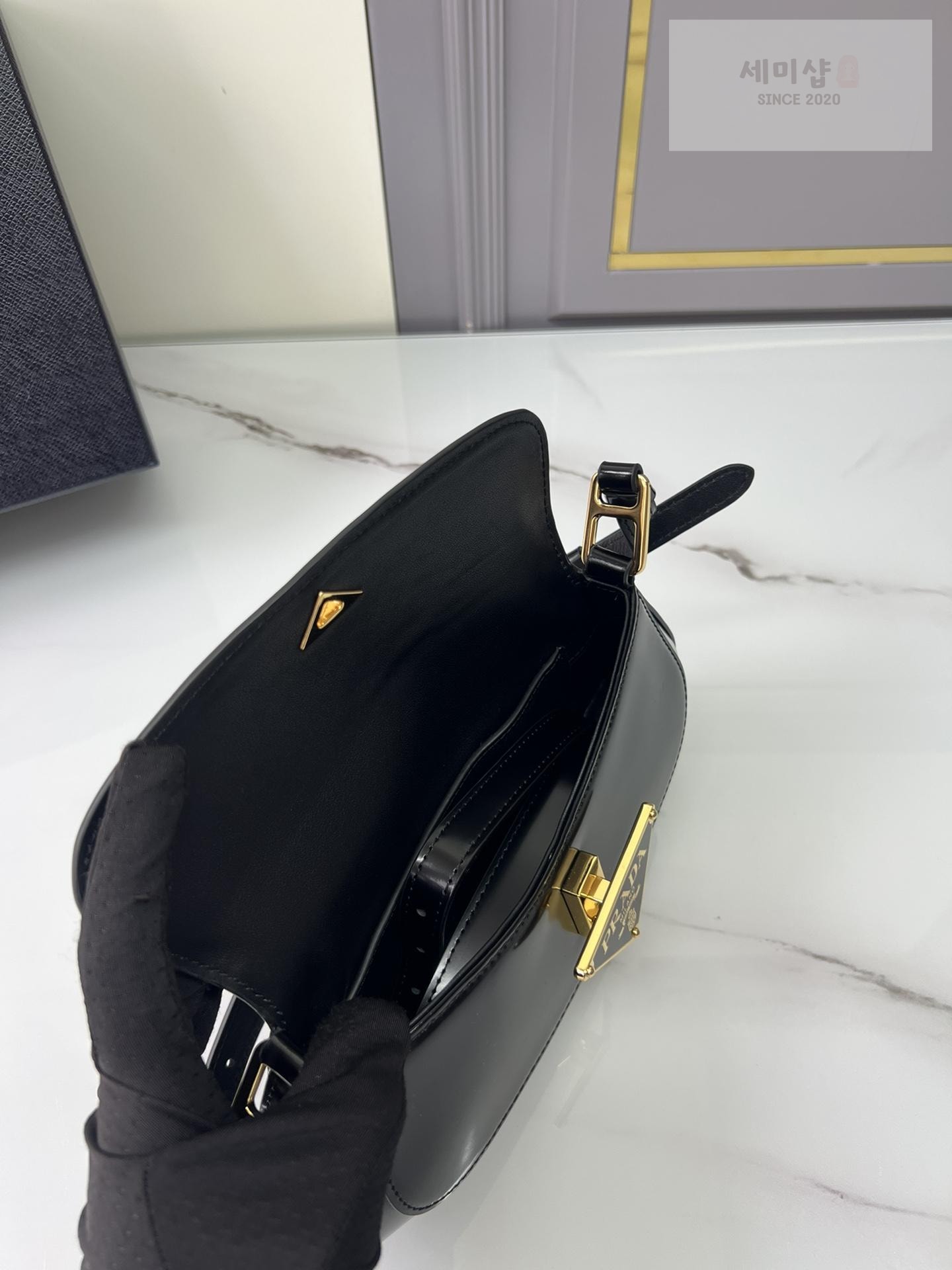 P R A D A Prada Brushed Leather Shoulder Bag 6번 이미지