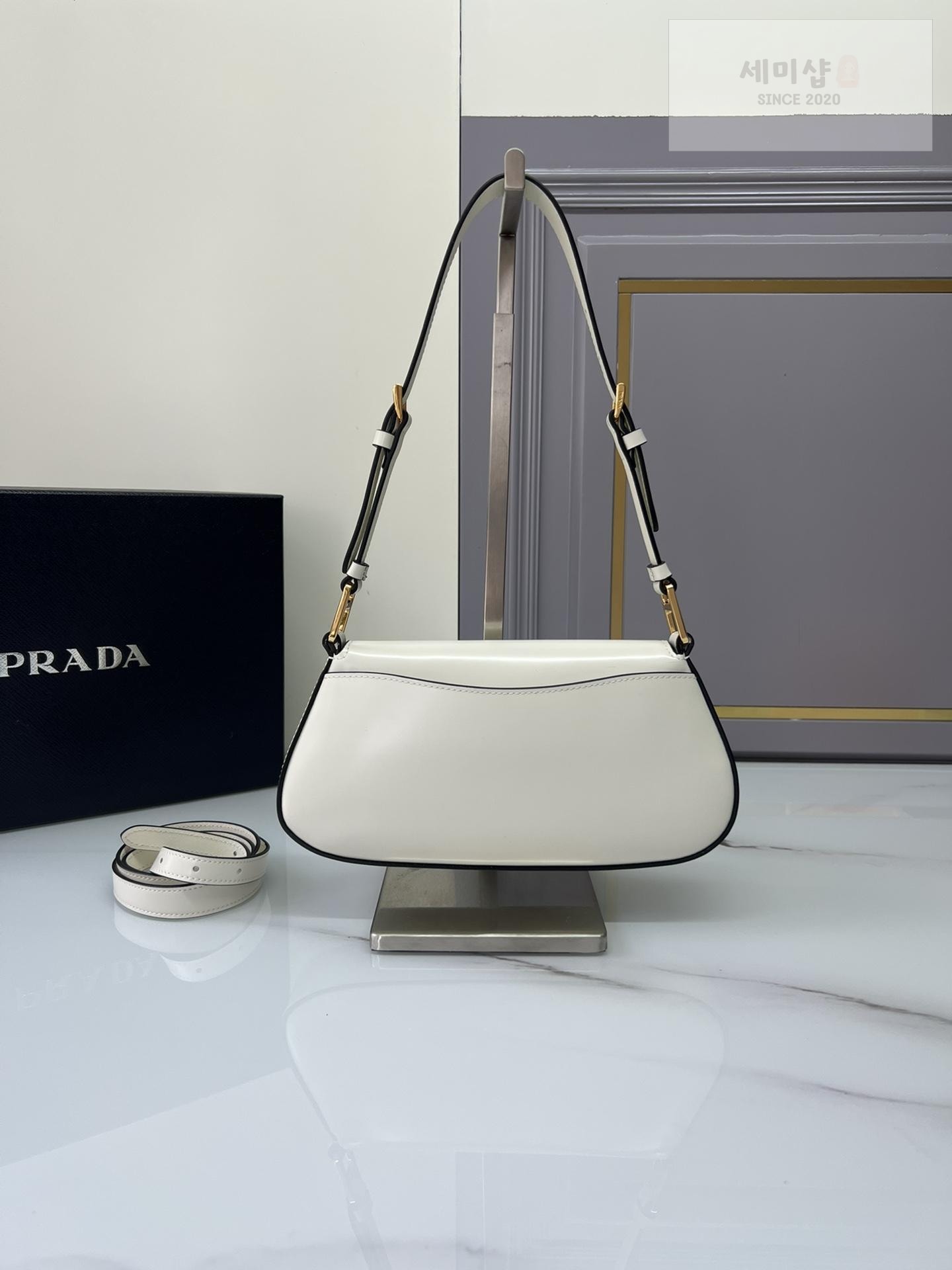 P R A D A Prada Brushed Leather Shoulder Bag 9번 이미지