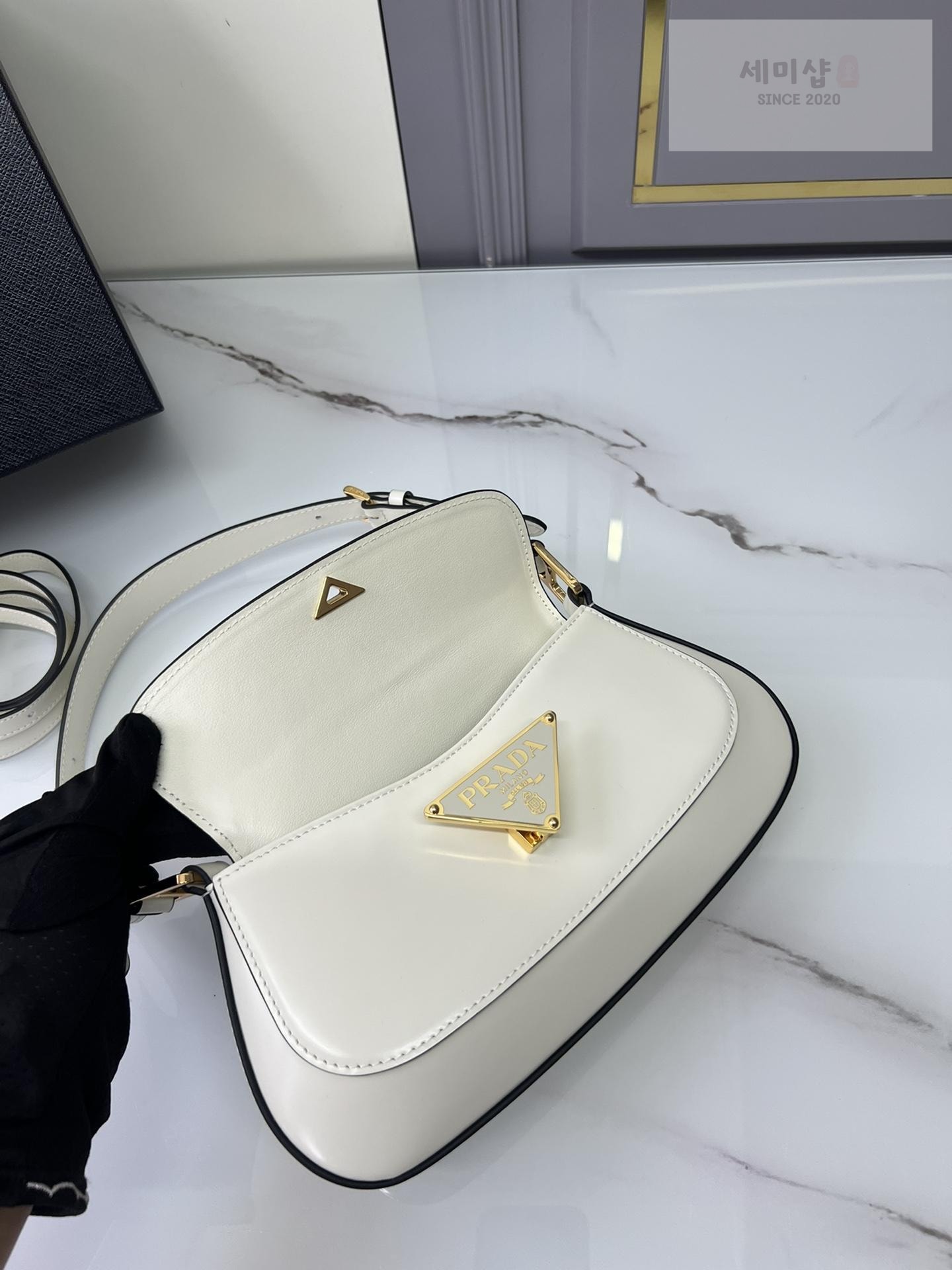P R A D A Prada Brushed Leather Shoulder Bag 13번 이미지