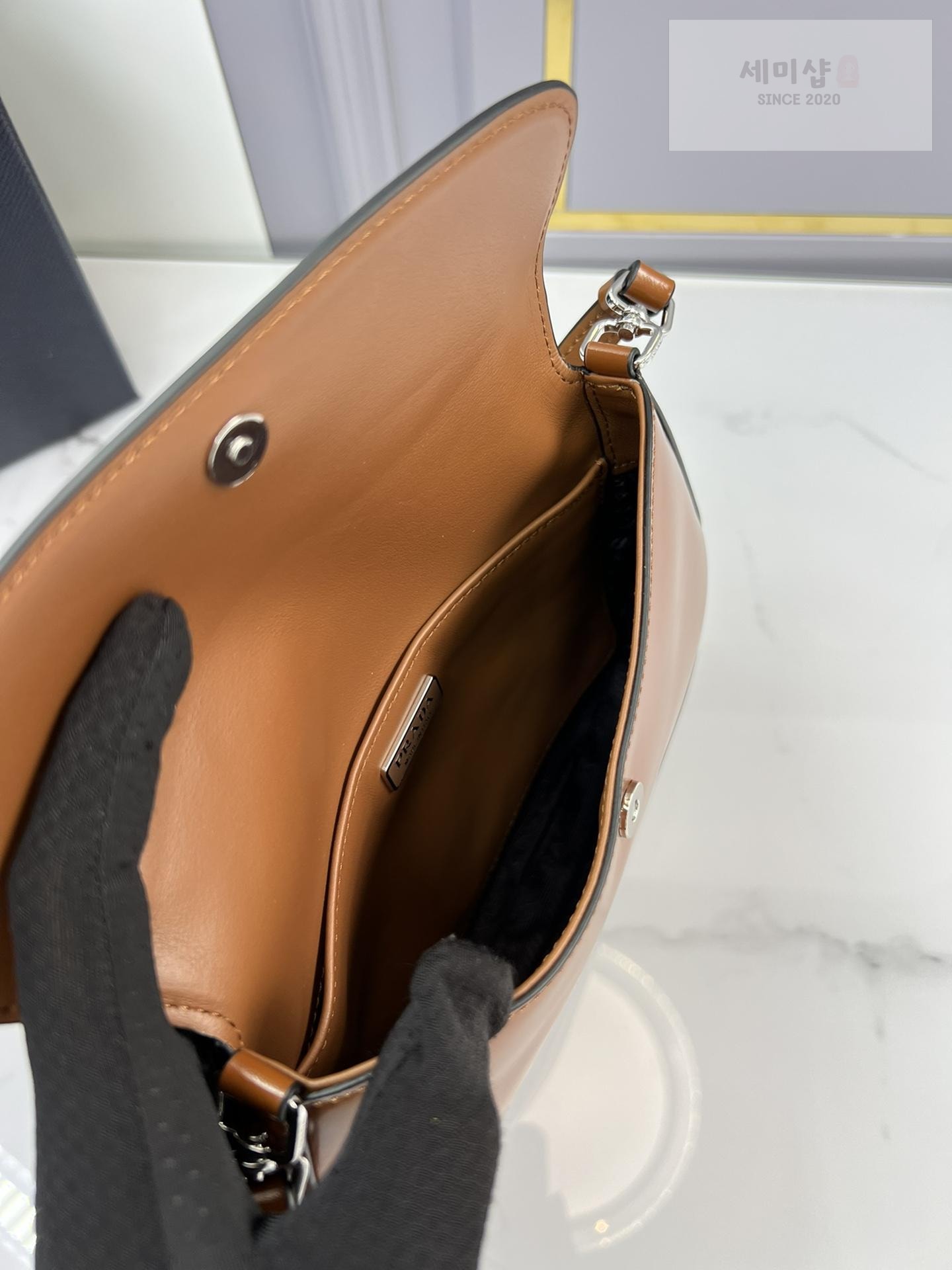 P R A D A Prada Cleo Brushed Leather Flap Shoulder Bag 56번 이미지