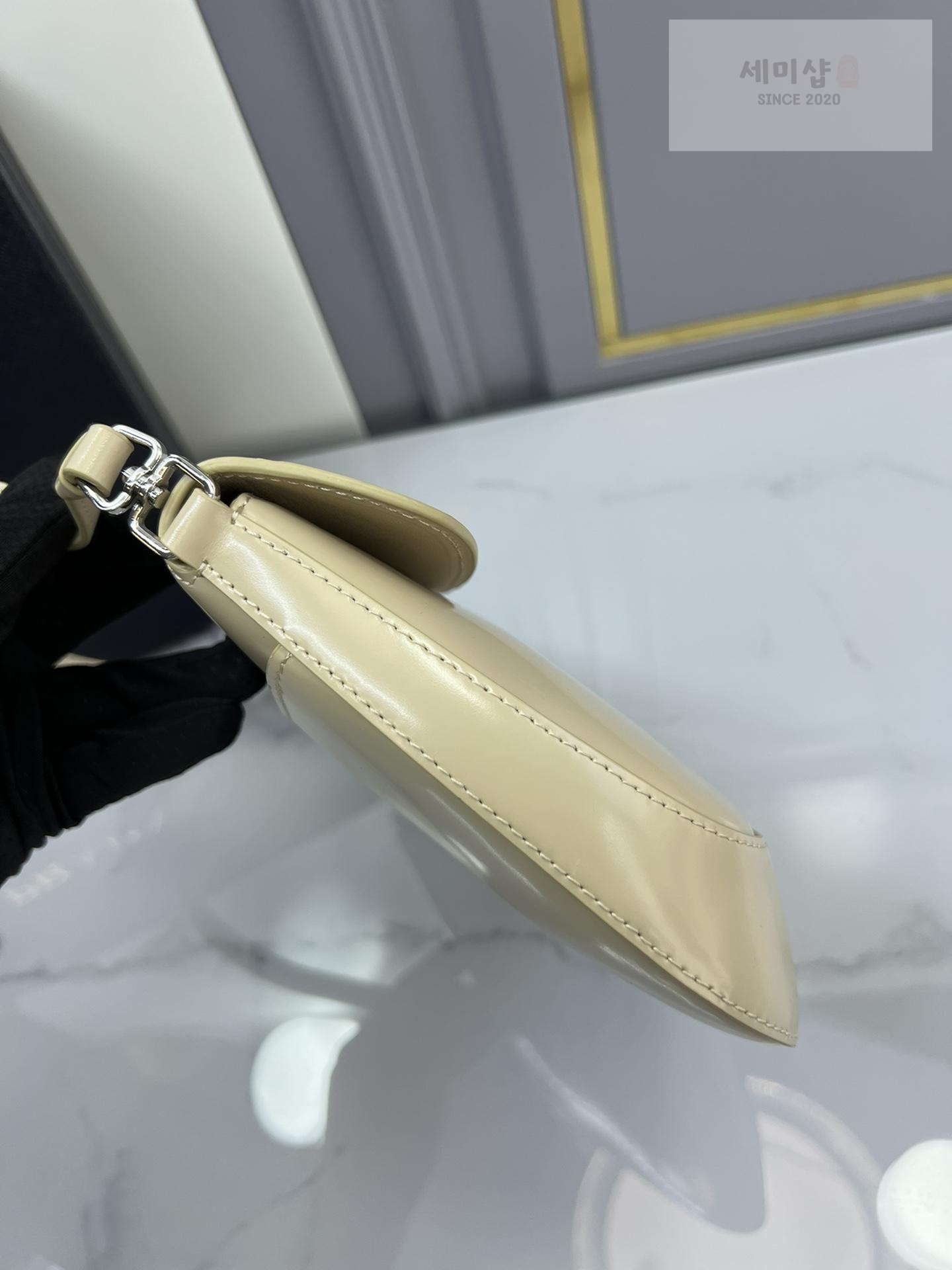 P R A D A Prada Cleo Brushed Leather Flap Shoulder Bag 65번 이미지