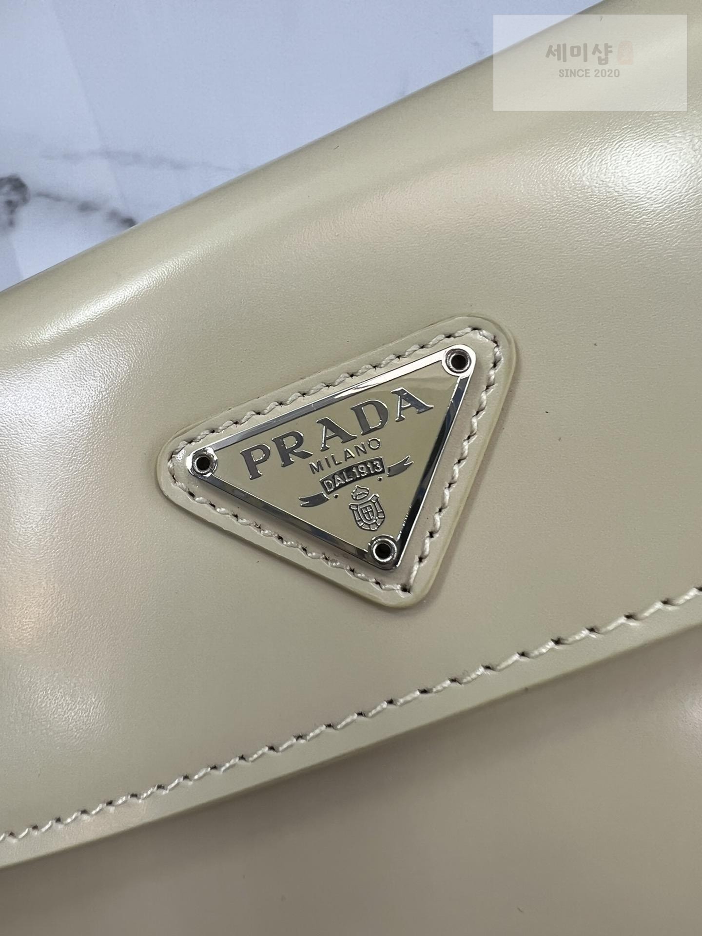 P R A D A Prada Cleo Brushed Leather Flap Shoulder Bag 32번 이미지