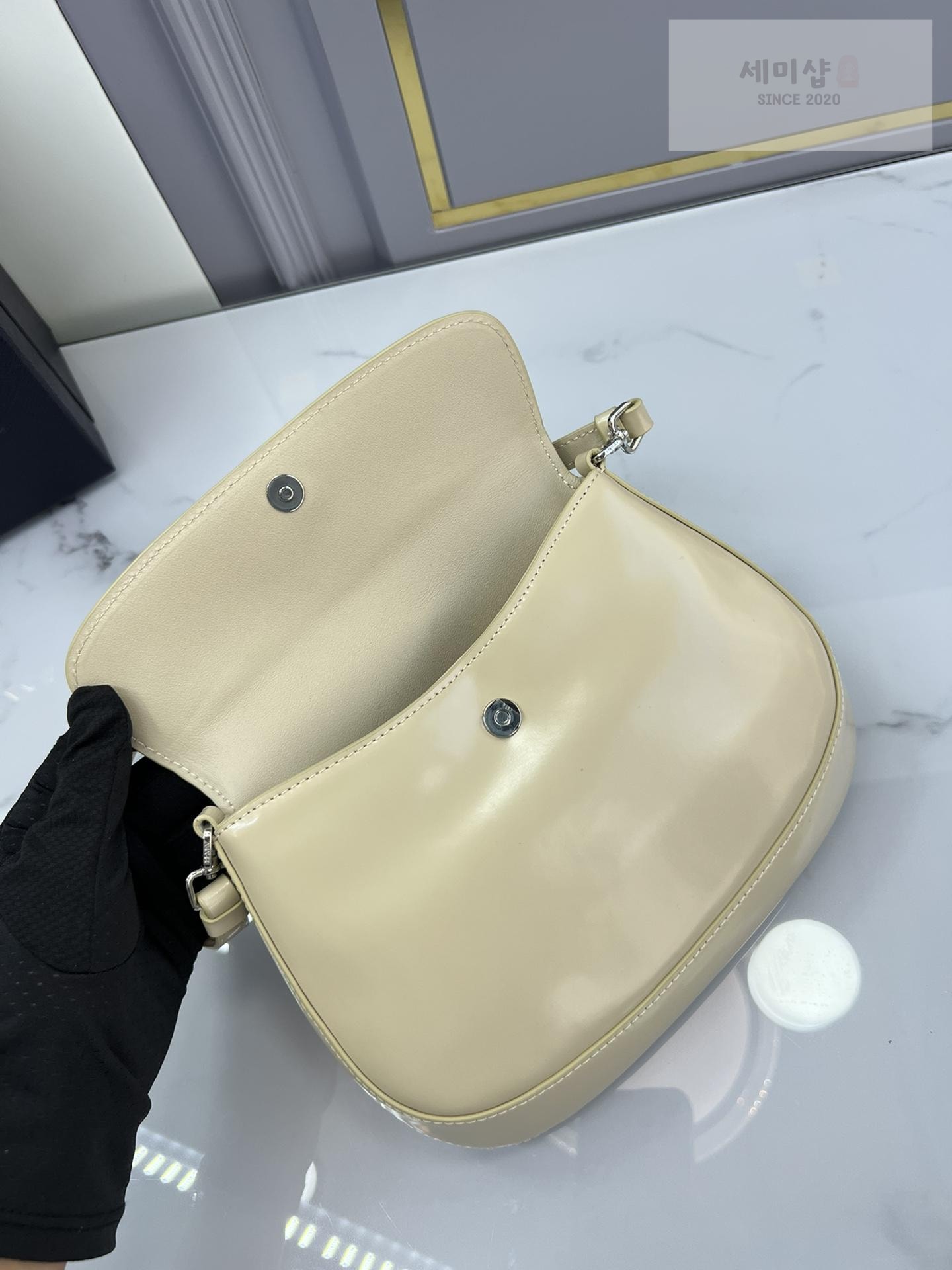 P R A D A Prada Cleo Brushed Leather Flap Shoulder Bag 33번 이미지
