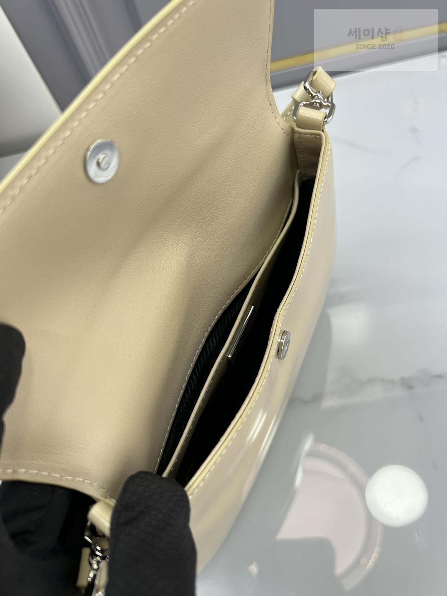 P R A D A Prada Cleo Brushed Leather Flap Shoulder Bag 34번 이미지