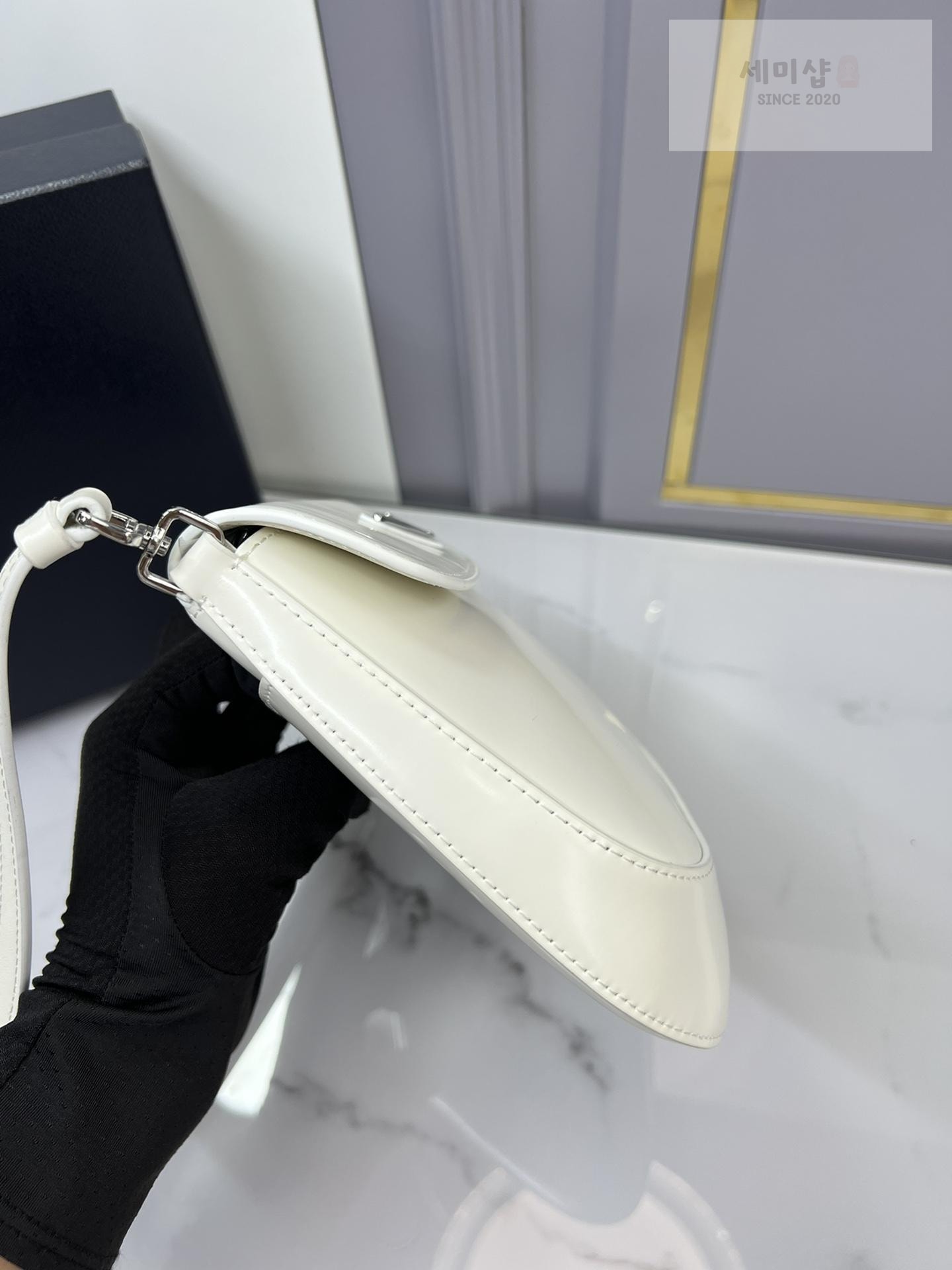 P R A D A Prada Cleo Brushed Leather Flap Shoulder Bag 38번 이미지