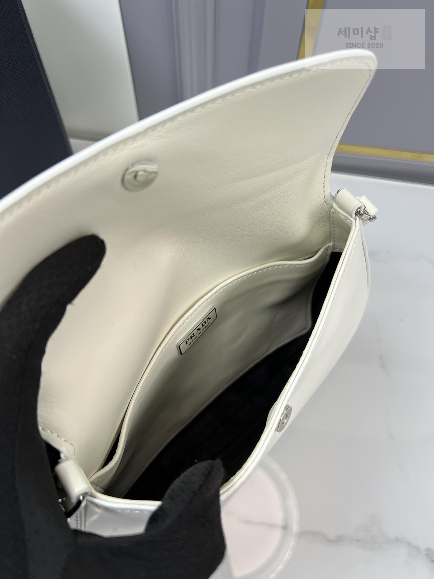 P R A D A Prada Cleo Brushed Leather Flap Shoulder Bag 43번 이미지