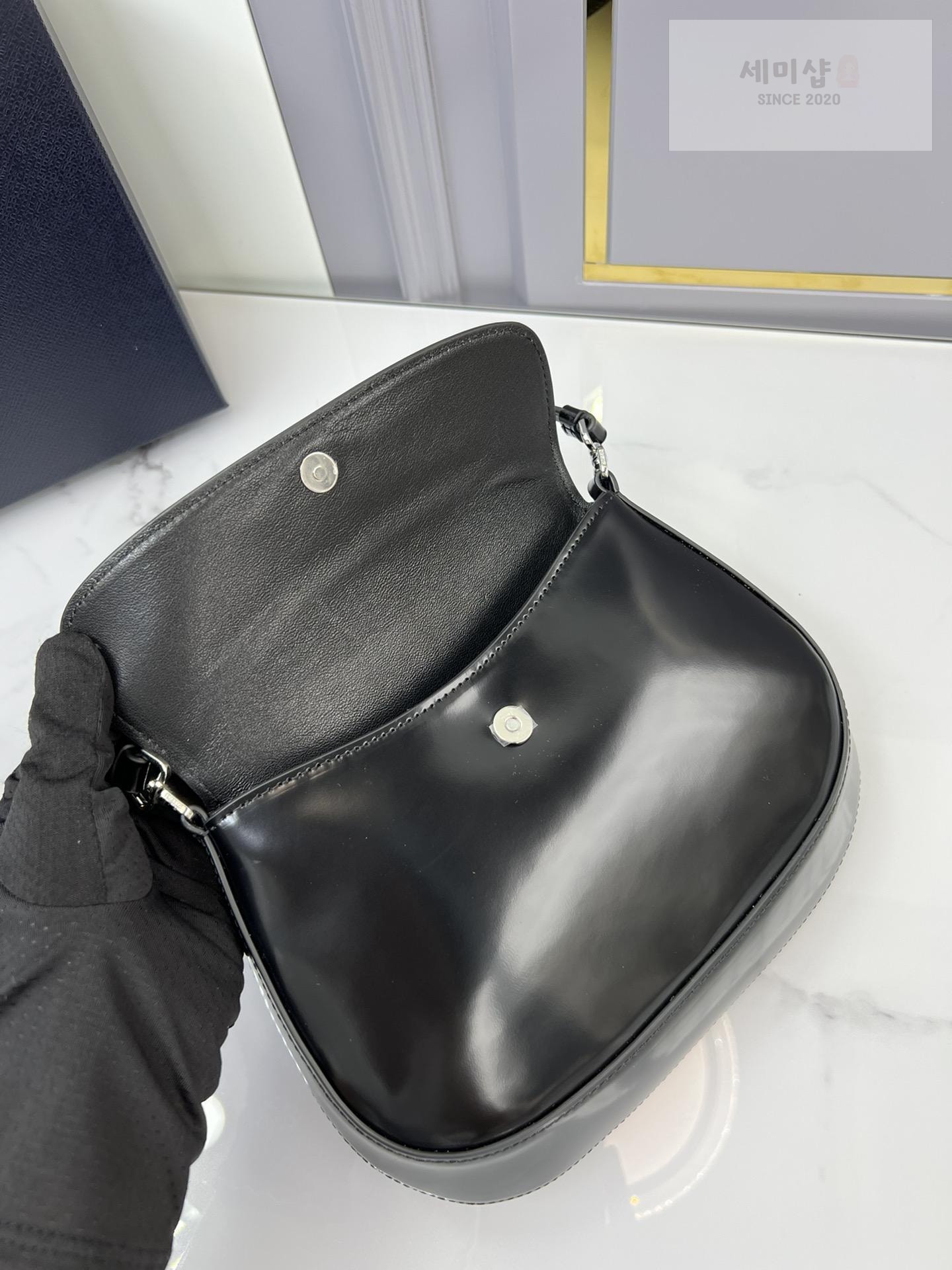 P R A D A Prada Cleo Brushed Leather Flap Shoulder Bag 48번 이미지