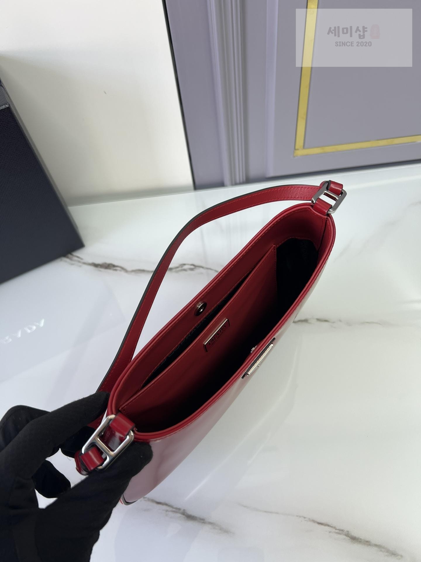P R A D A Prada Cleo Brushed Leather Shoulder Bag 4번 이미지