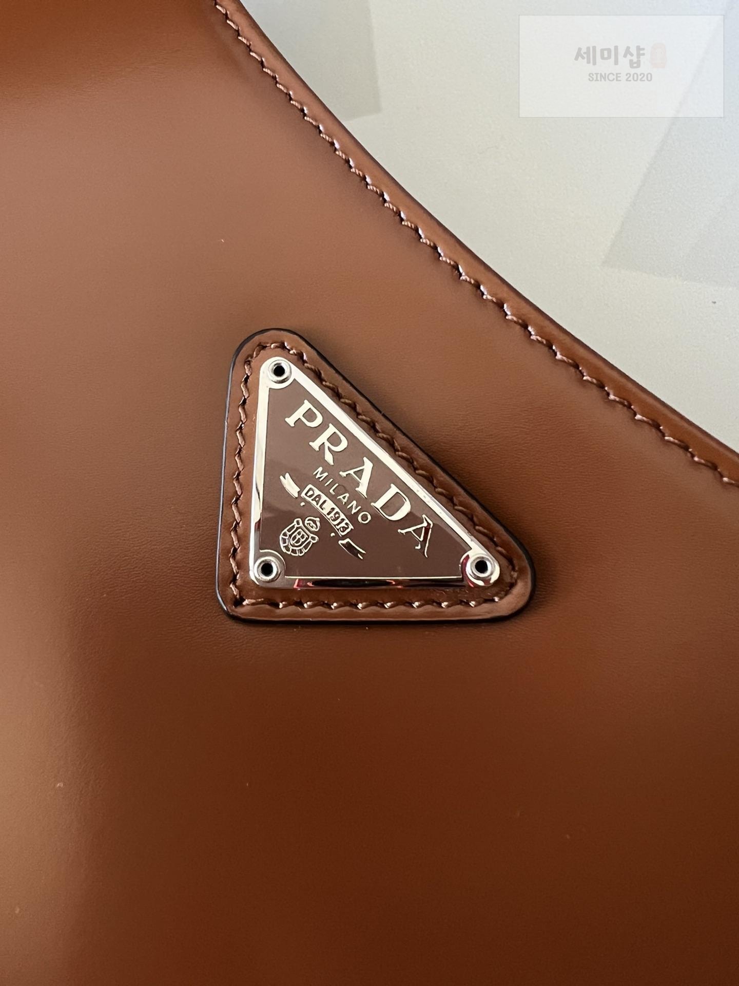 P R A D A Prada Cleo Brushed Leather Shoulder Bag 22번 이미지