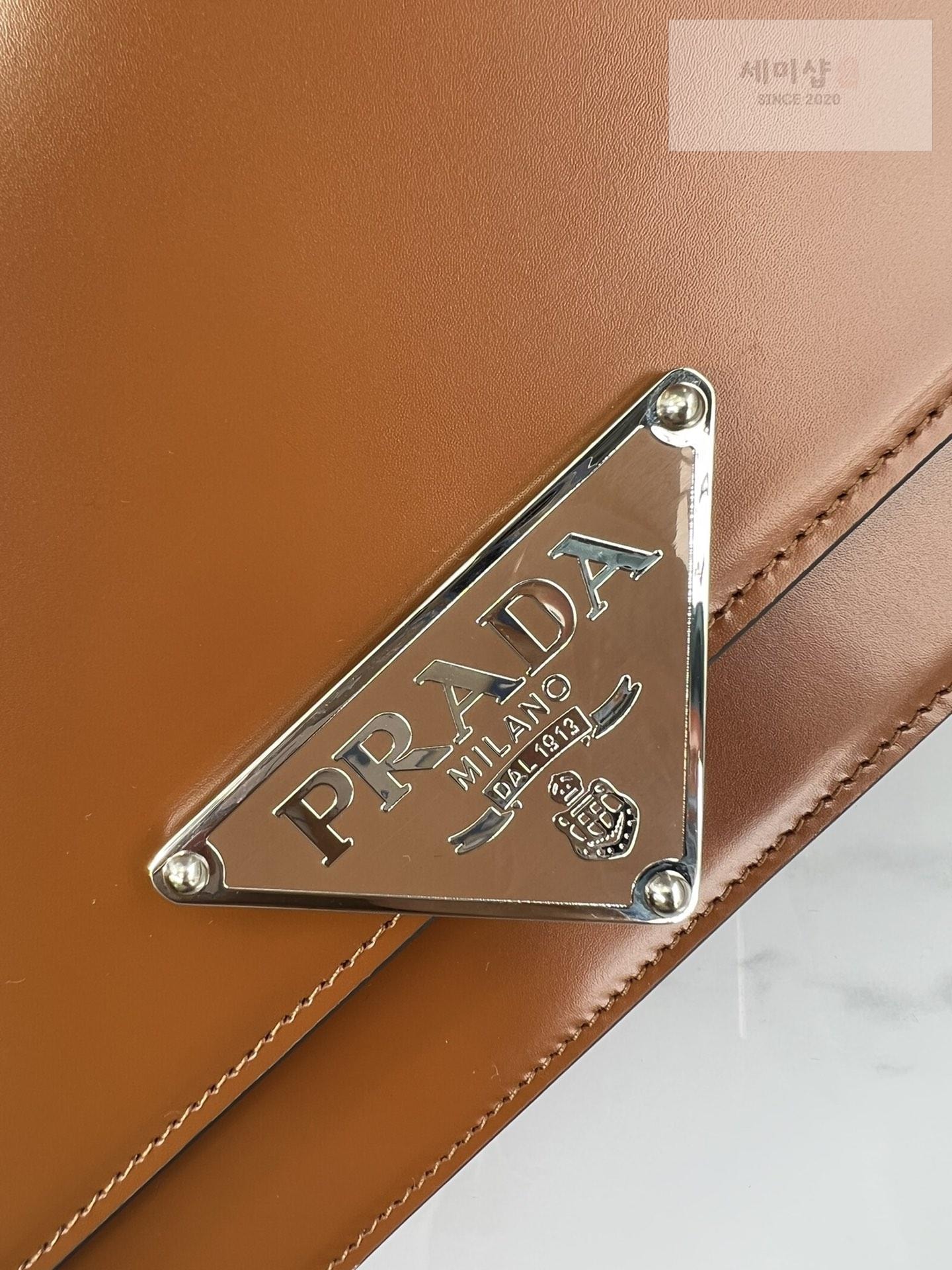 P R A D A Prada Emblem Brushed Leather Bag Bag 4번 이미지