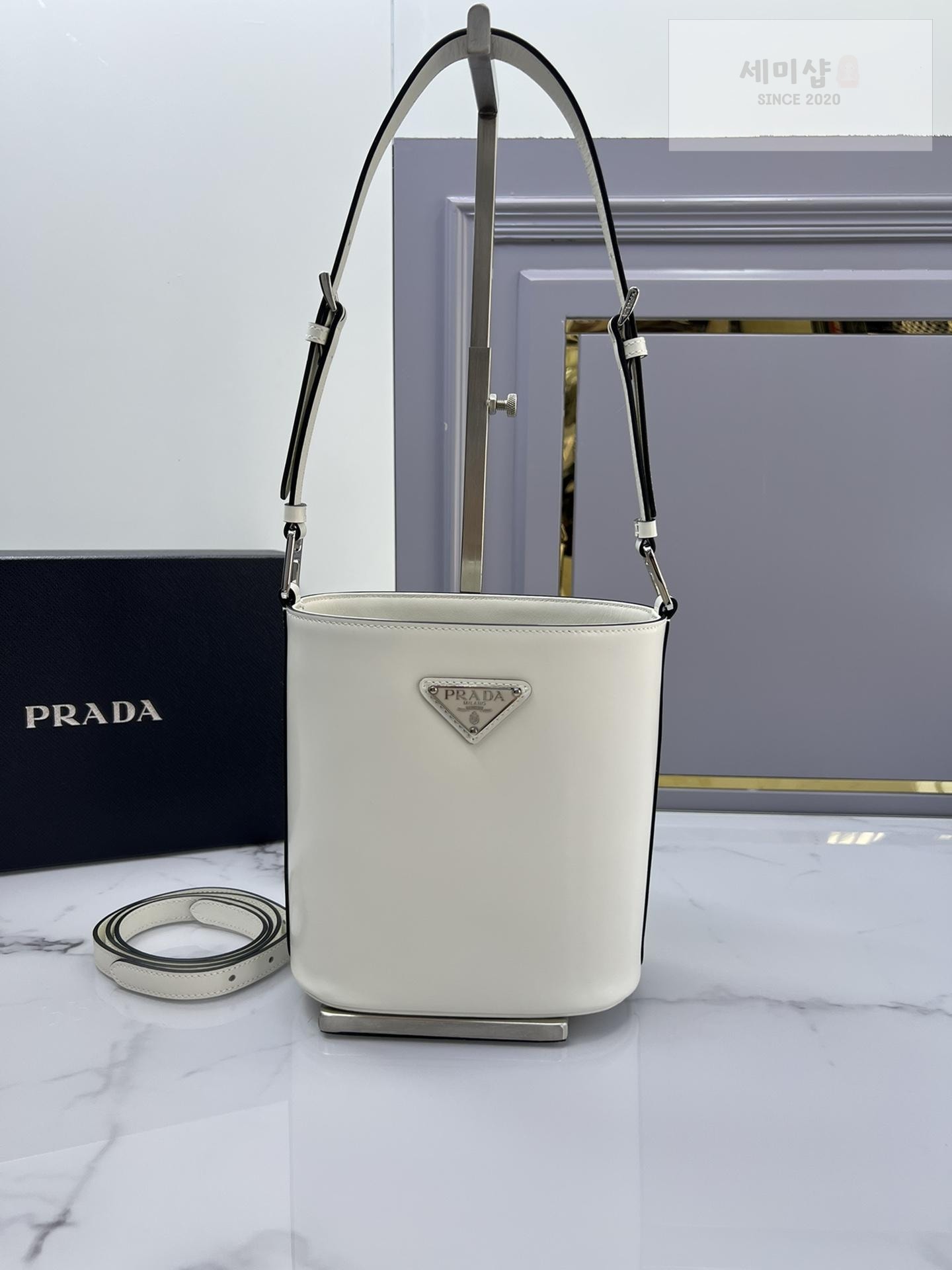 P R A D A Prada Leather Bucket Bag 9번 이미지