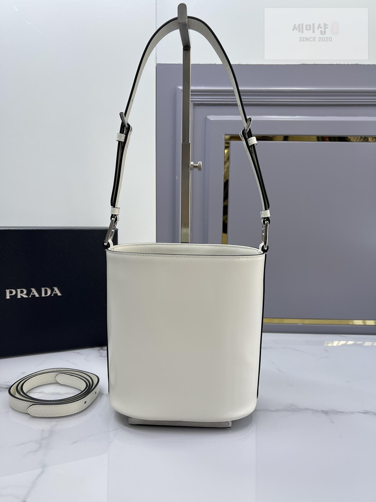 P R A D A Prada Leather Bucket Bag 1번 이미지