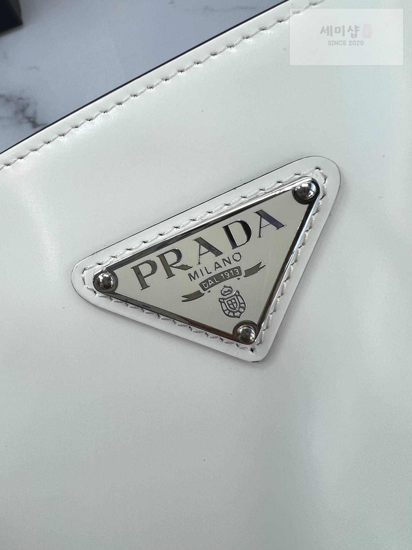 P R A D A Prada Leather Bucket Bag 4번 이미지