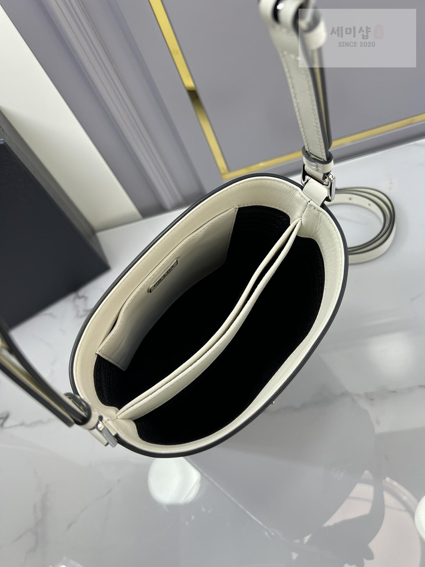 P R A D A Prada Leather Bucket Bag 11번 이미지