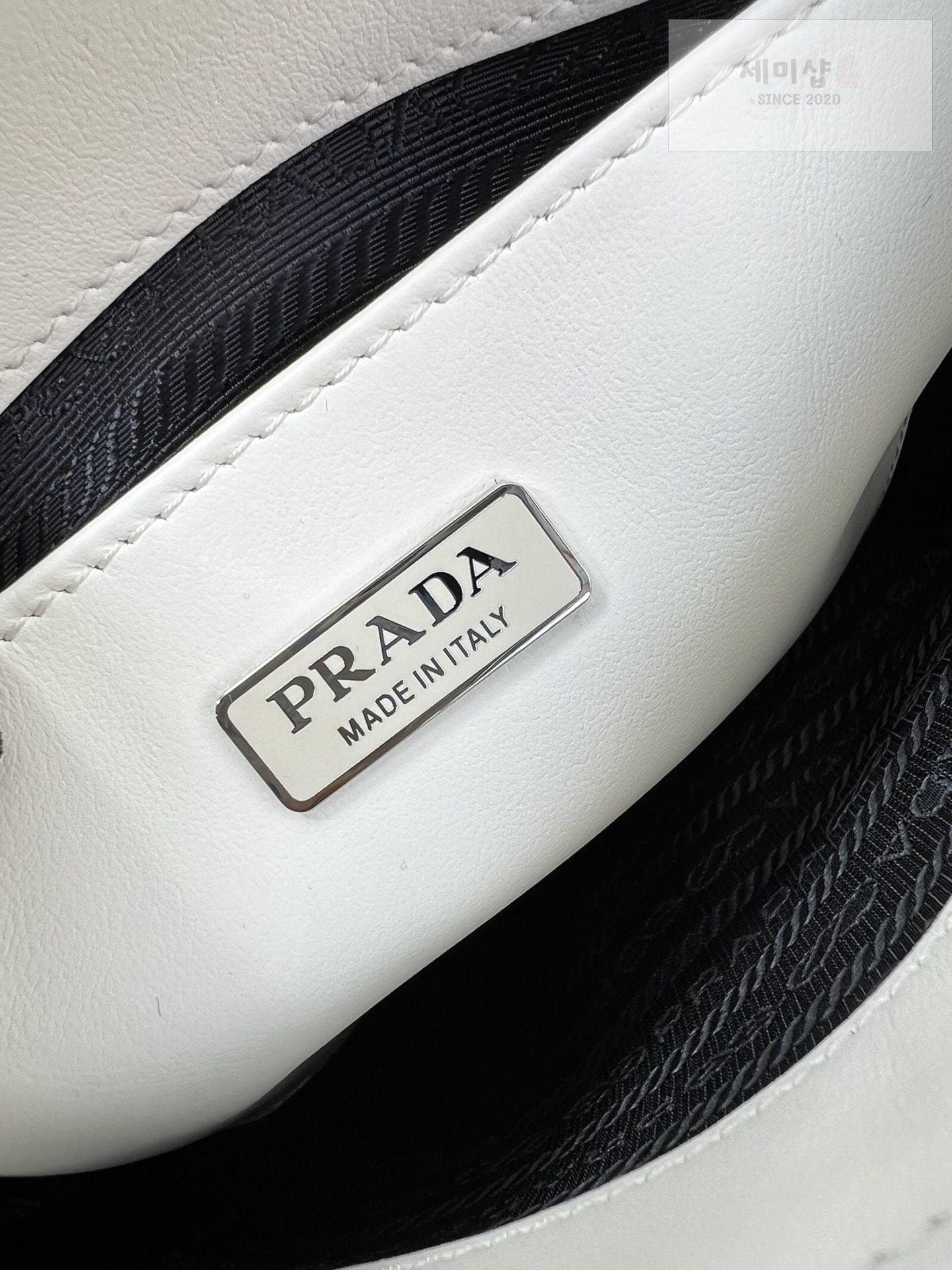 P R A D A Prada Leather Bucket Bag 12번 이미지