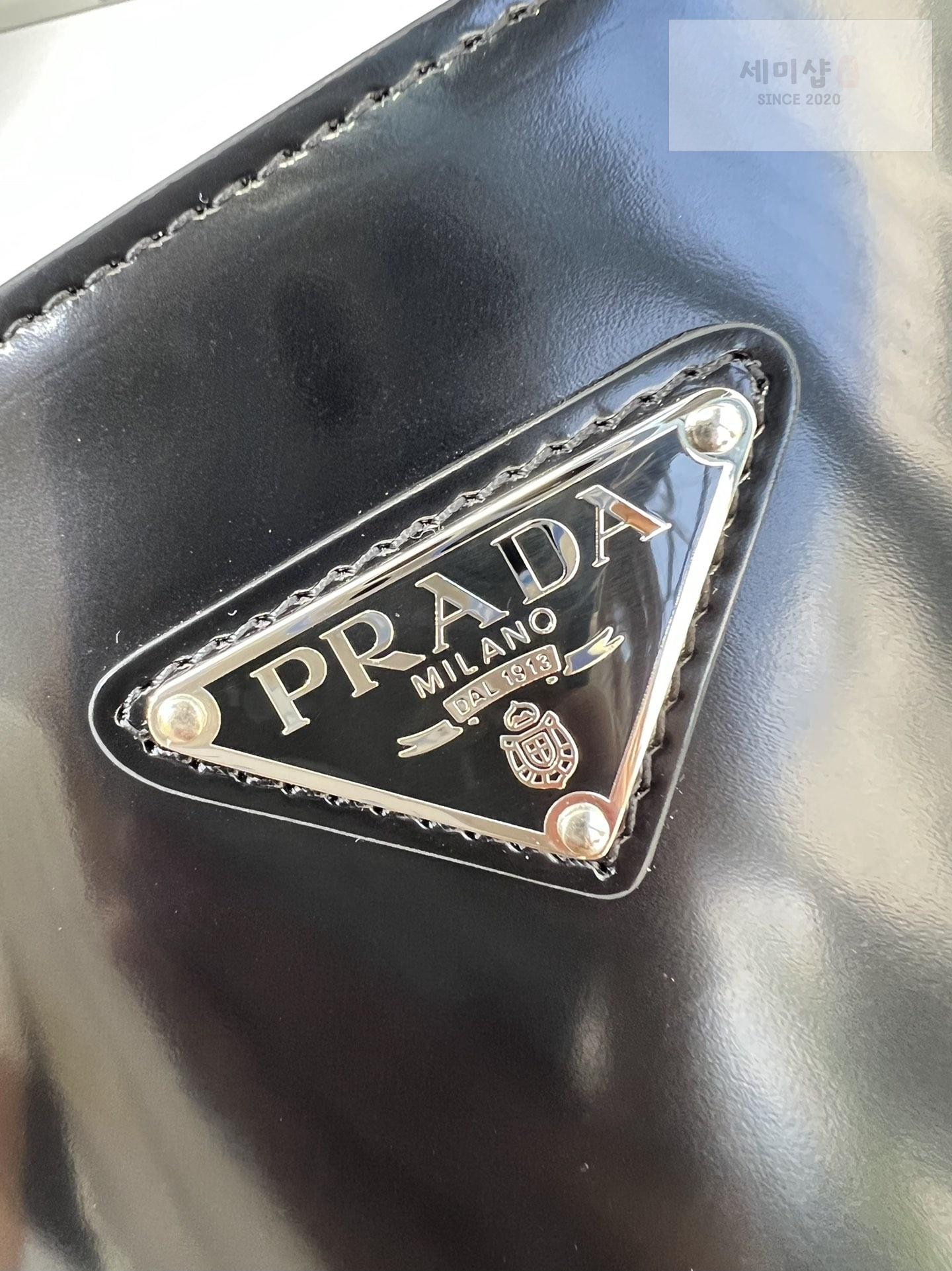 P R A D A Prada Leather Bucket Bag 8번 이미지