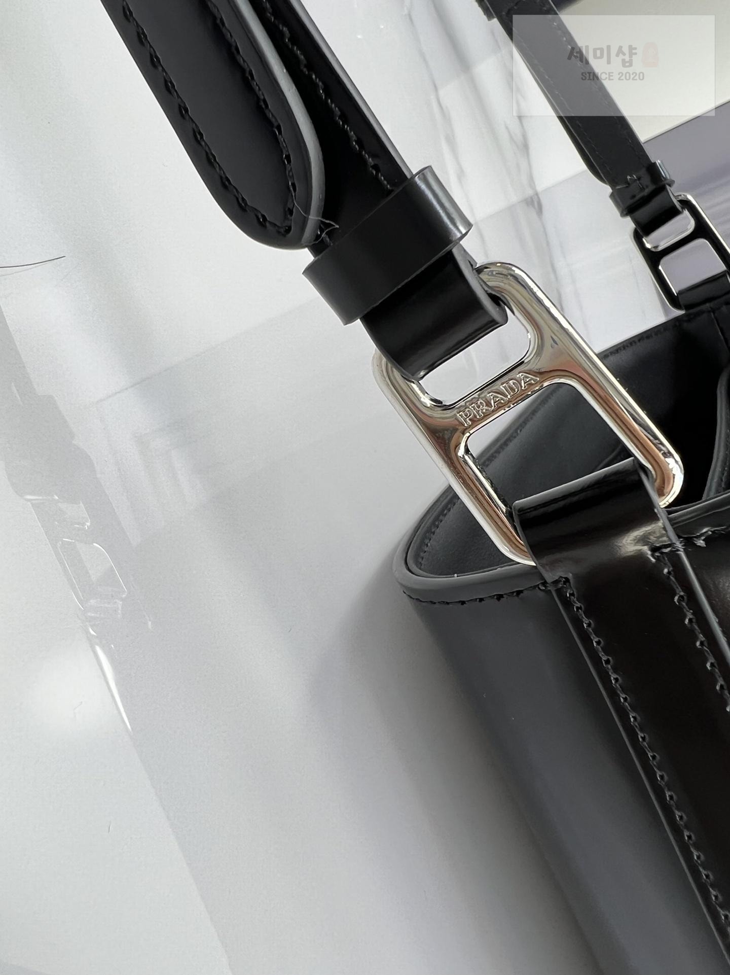 P R A D A Prada Leather Bucket Bag 13번 이미지
