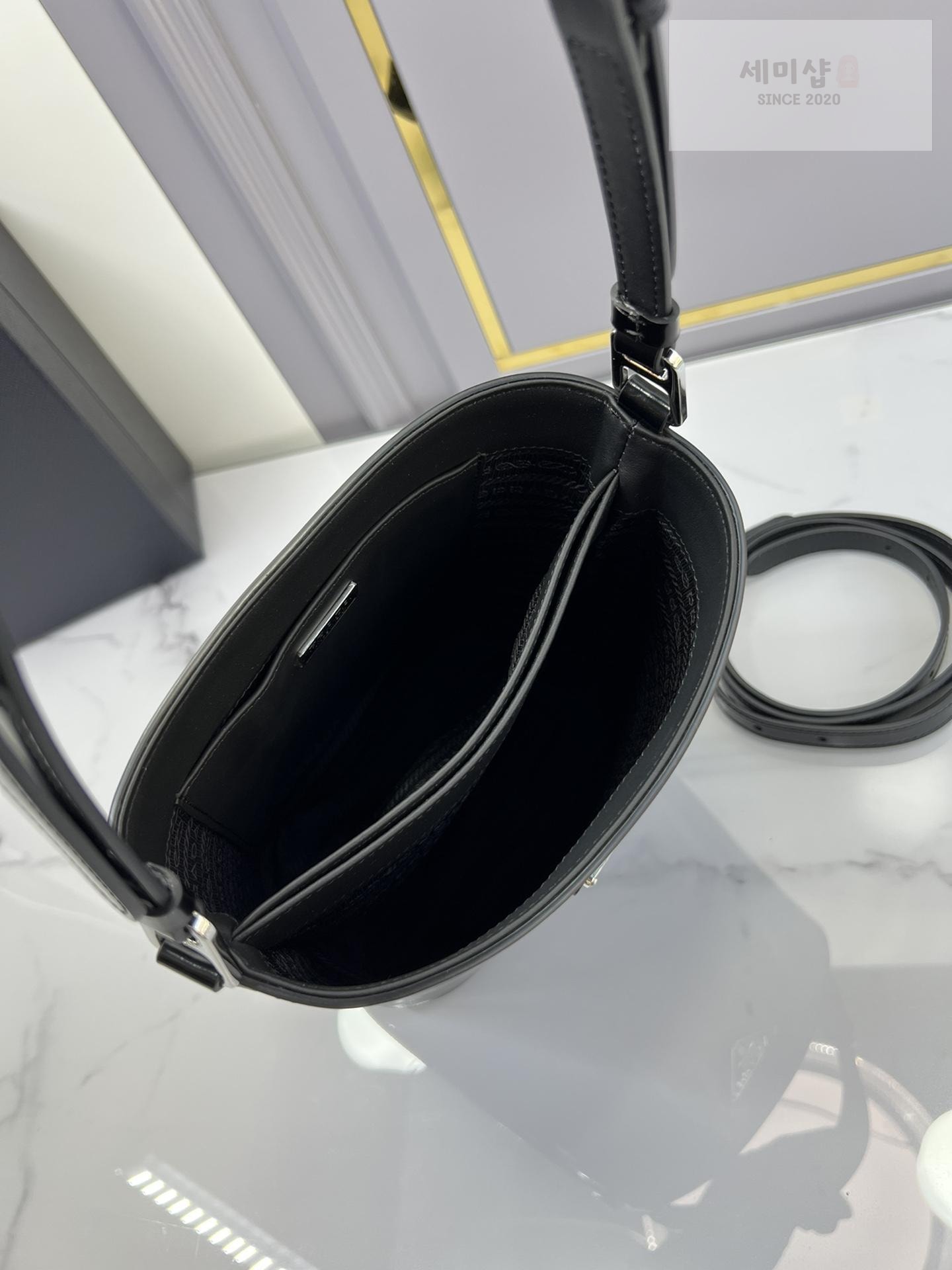 P R A D A Prada Leather Bucket Bag 16번 이미지