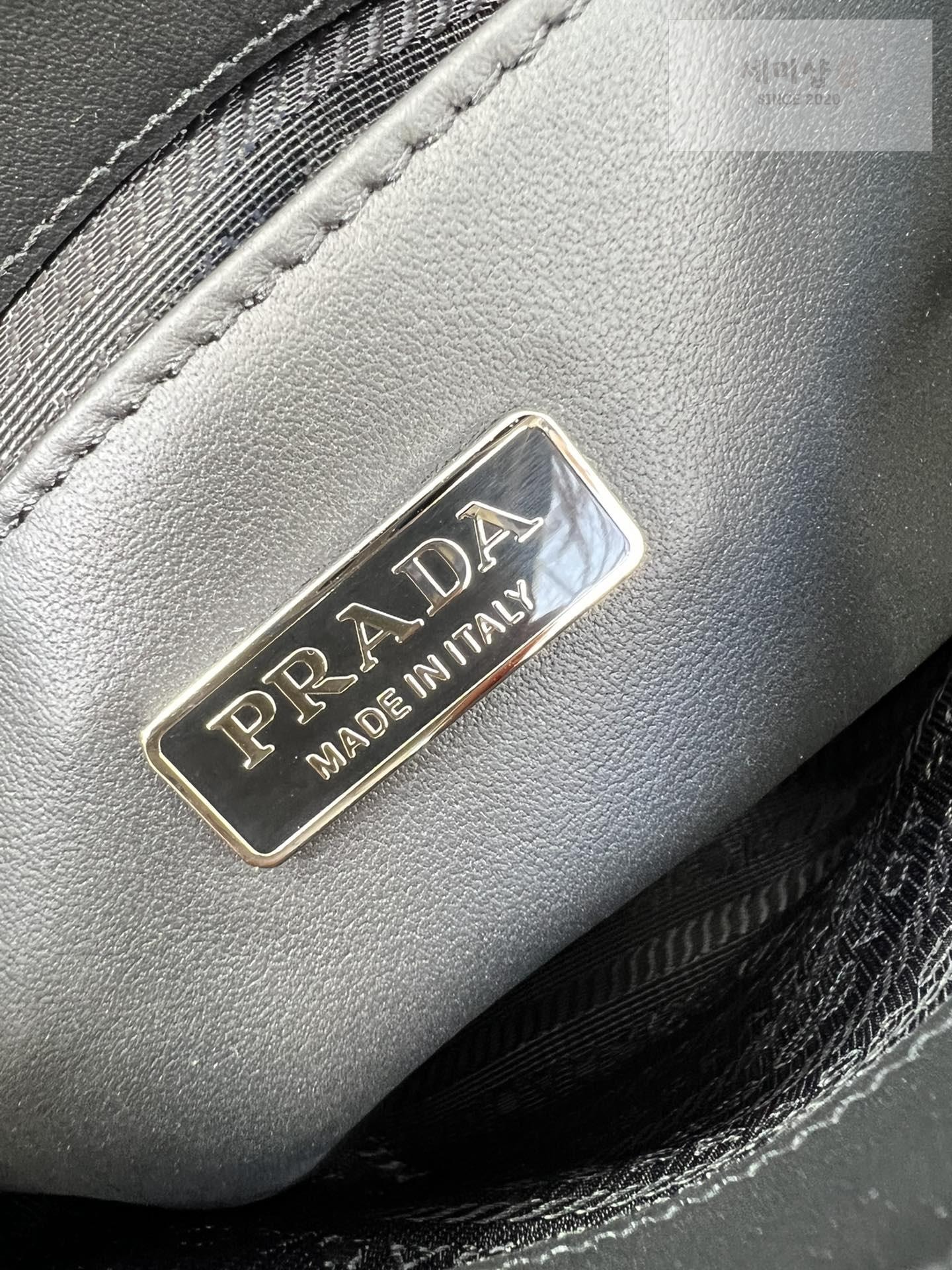 P R A D A Prada Leather Bucket Bag 15번 이미지