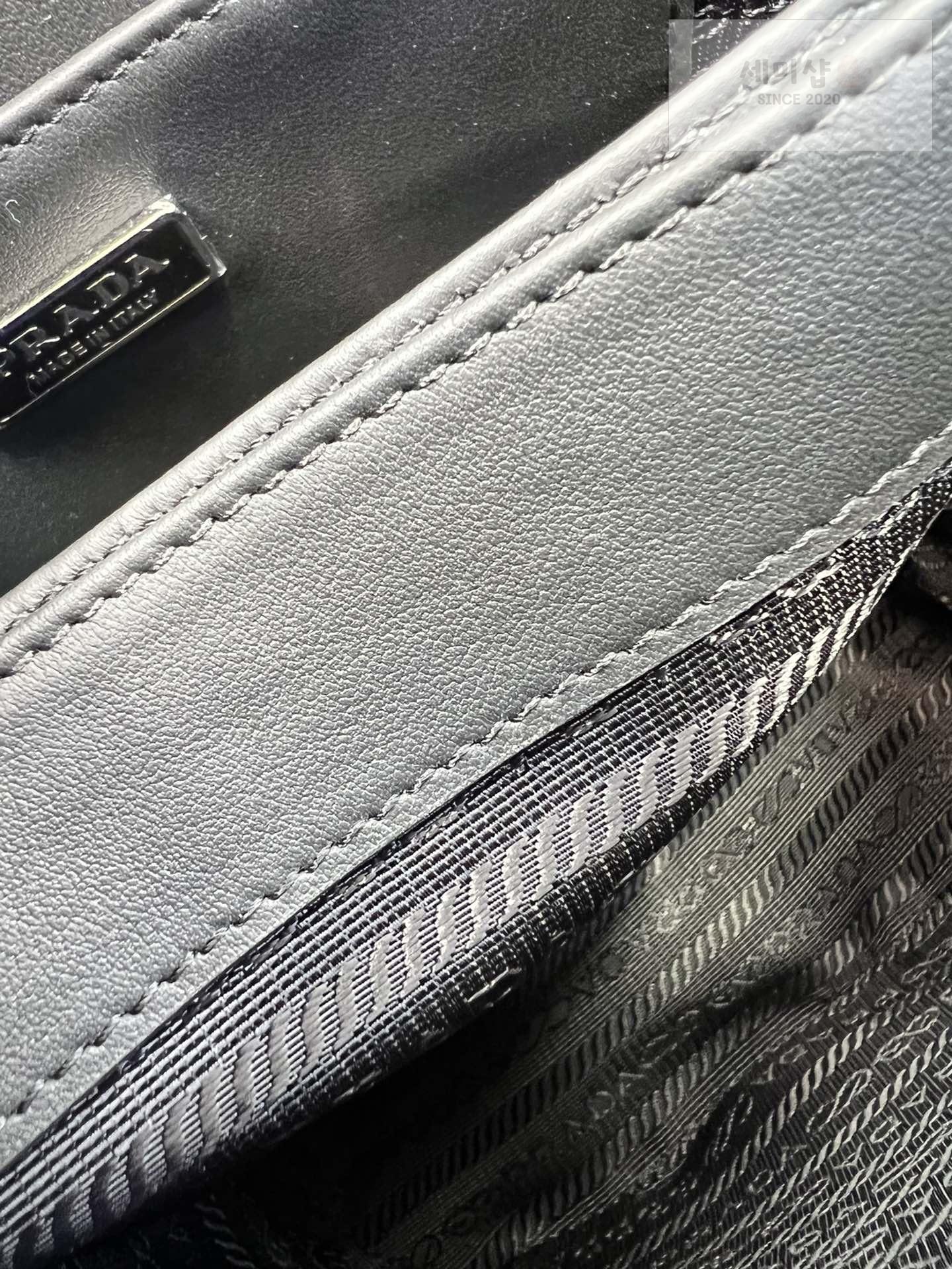 P R A D A Prada Leather Bucket Bag 14번 이미지