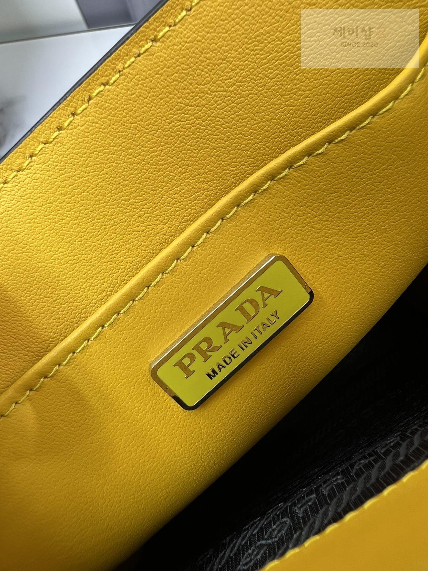 P R A D A Prada Leather Handbag Bag 32번 이미지