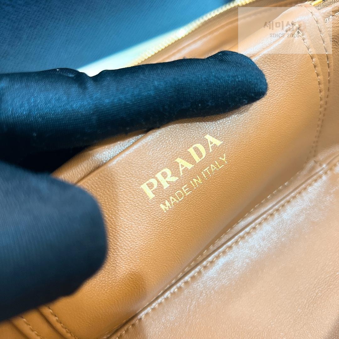 P R A D A Prada Leather Mini Bag 11번 이미지