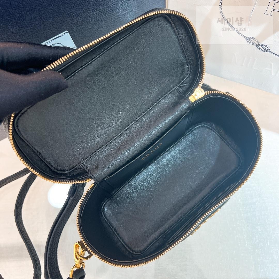 P R A D A Prada Leather Mini Bag 18번 이미지