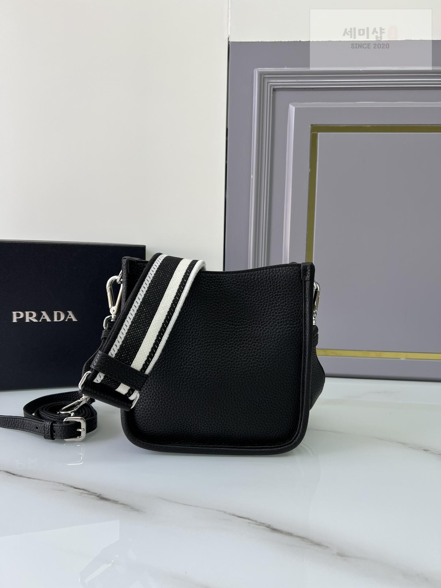 P R A D A Prada Leather Mini Shoulder Bag 2번 이미지